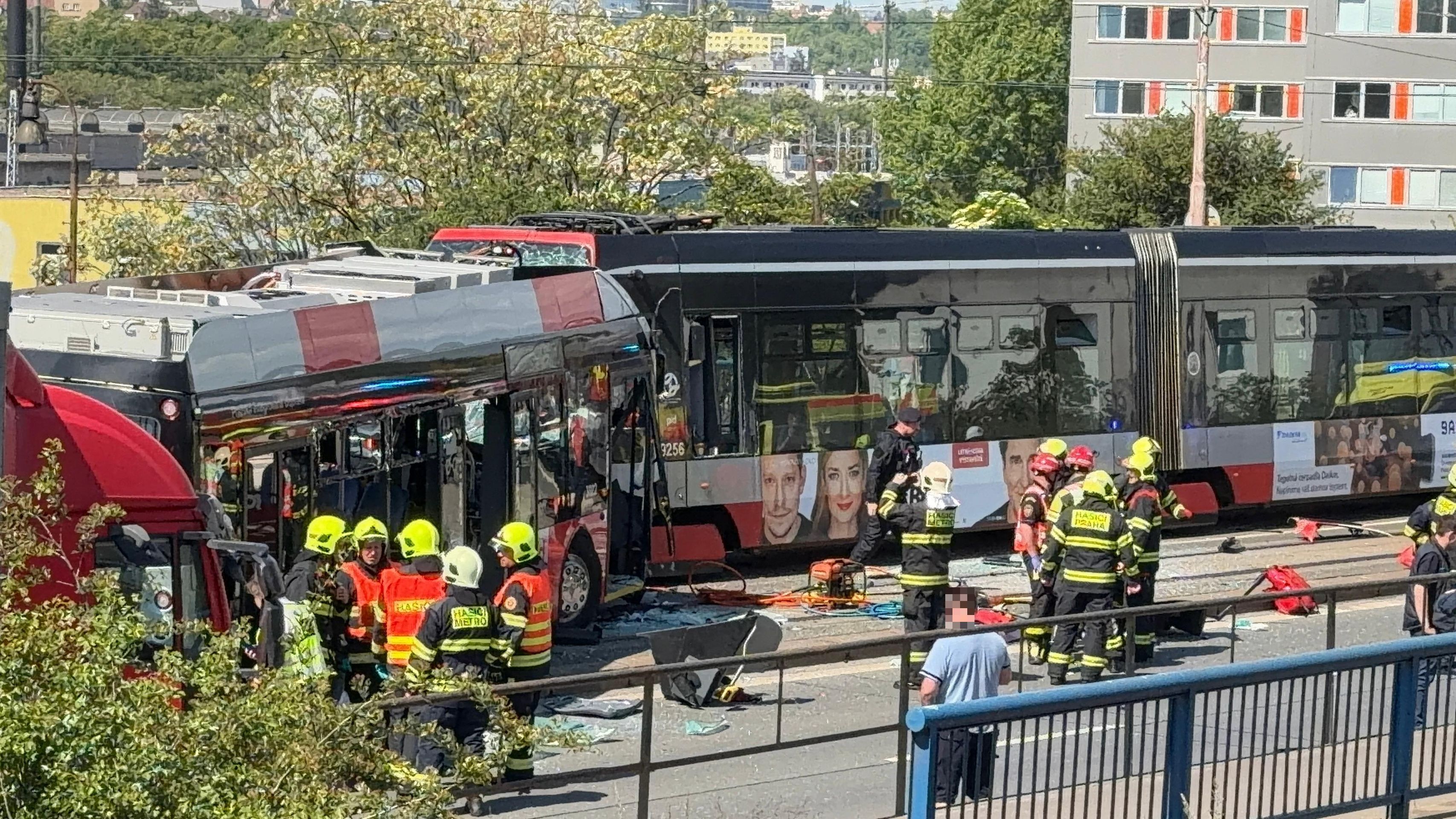 Srážka tramvaje s autobusem - Srážka tramvaje s autobusem (7/12)