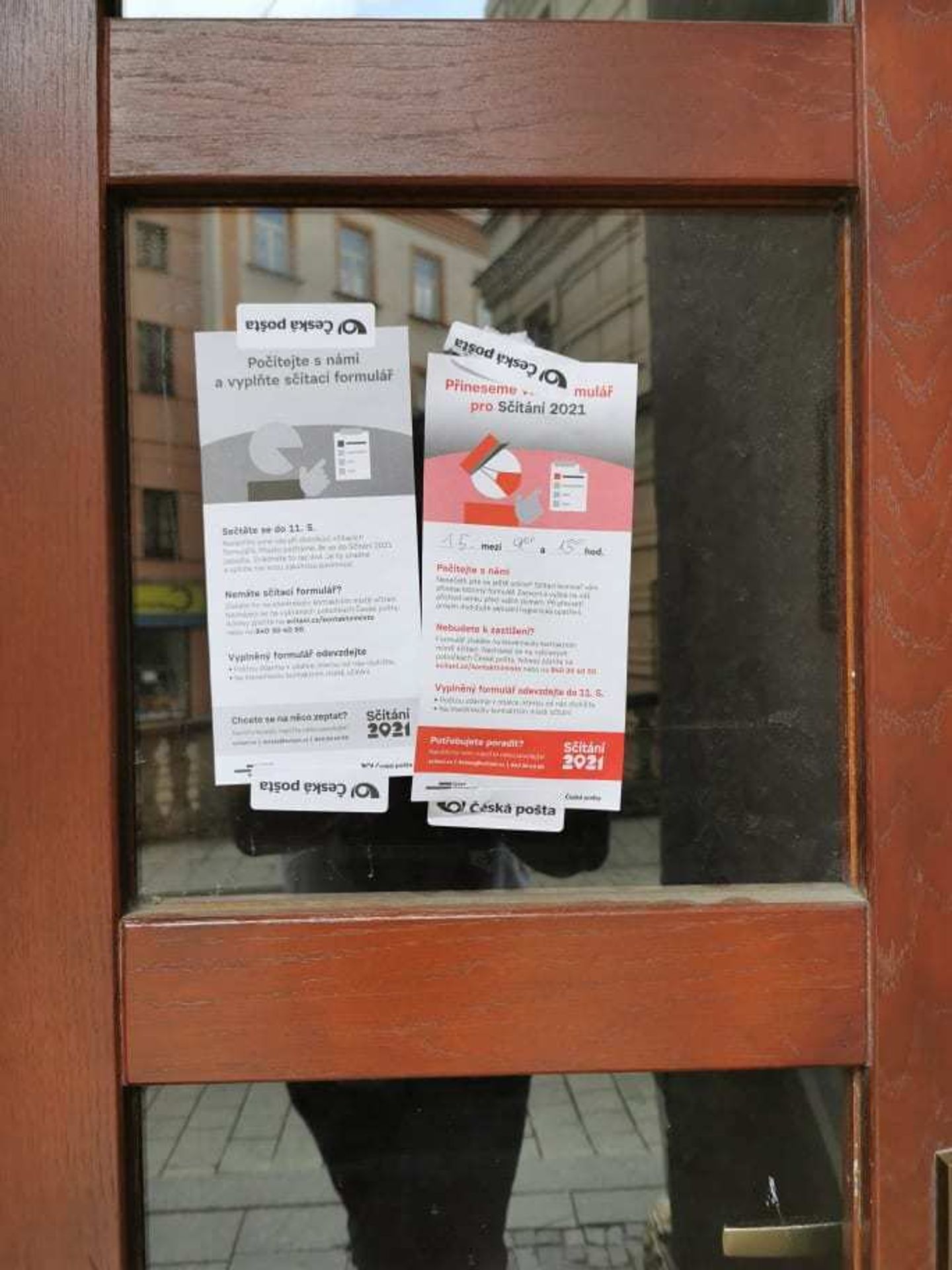 Letáky ke Sčítání lidu na dveřích - 4 - GALERIE: Česká pošta polepila dveře letáky (4/6)