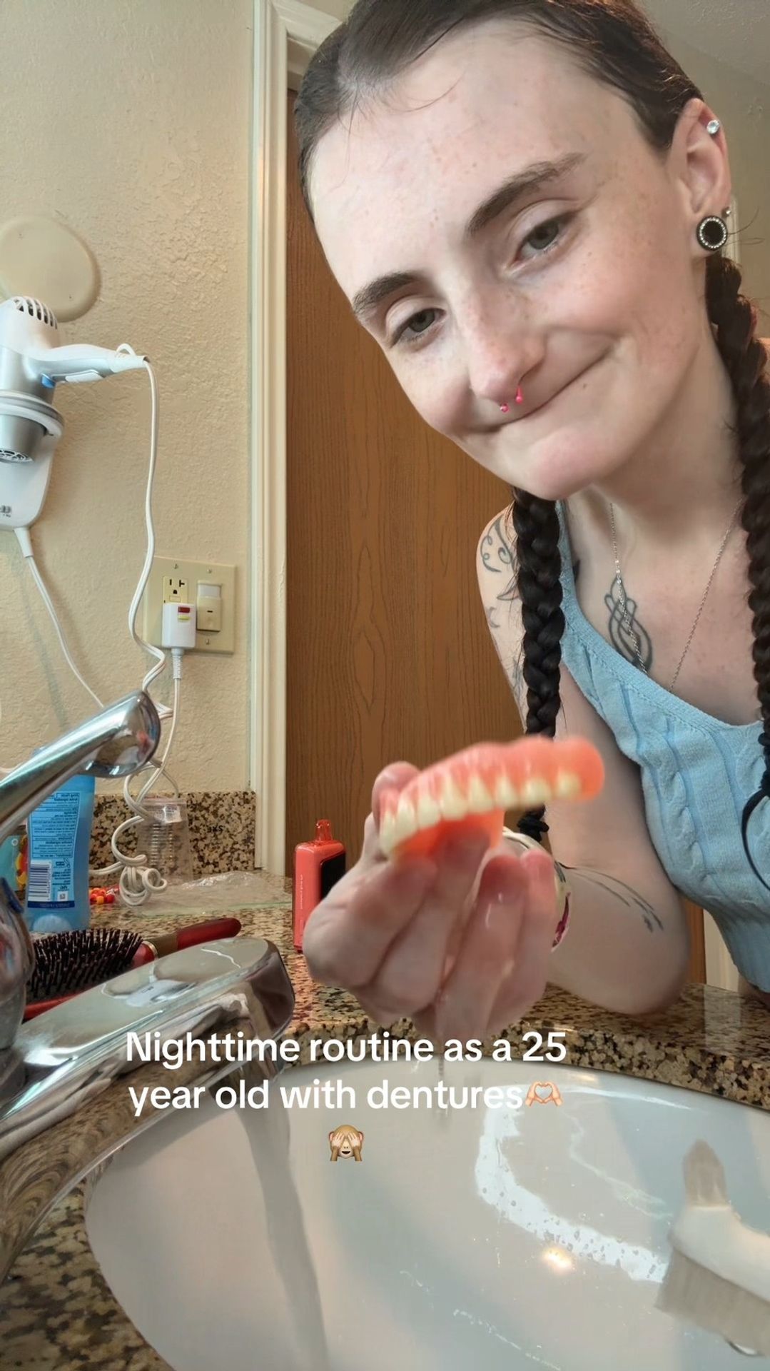 Žena přišla kvůli nedostatku vitamínů o všechny zuby - Žena přišla kvůli nedostatku vitamínů o všechny zuby (2/7)