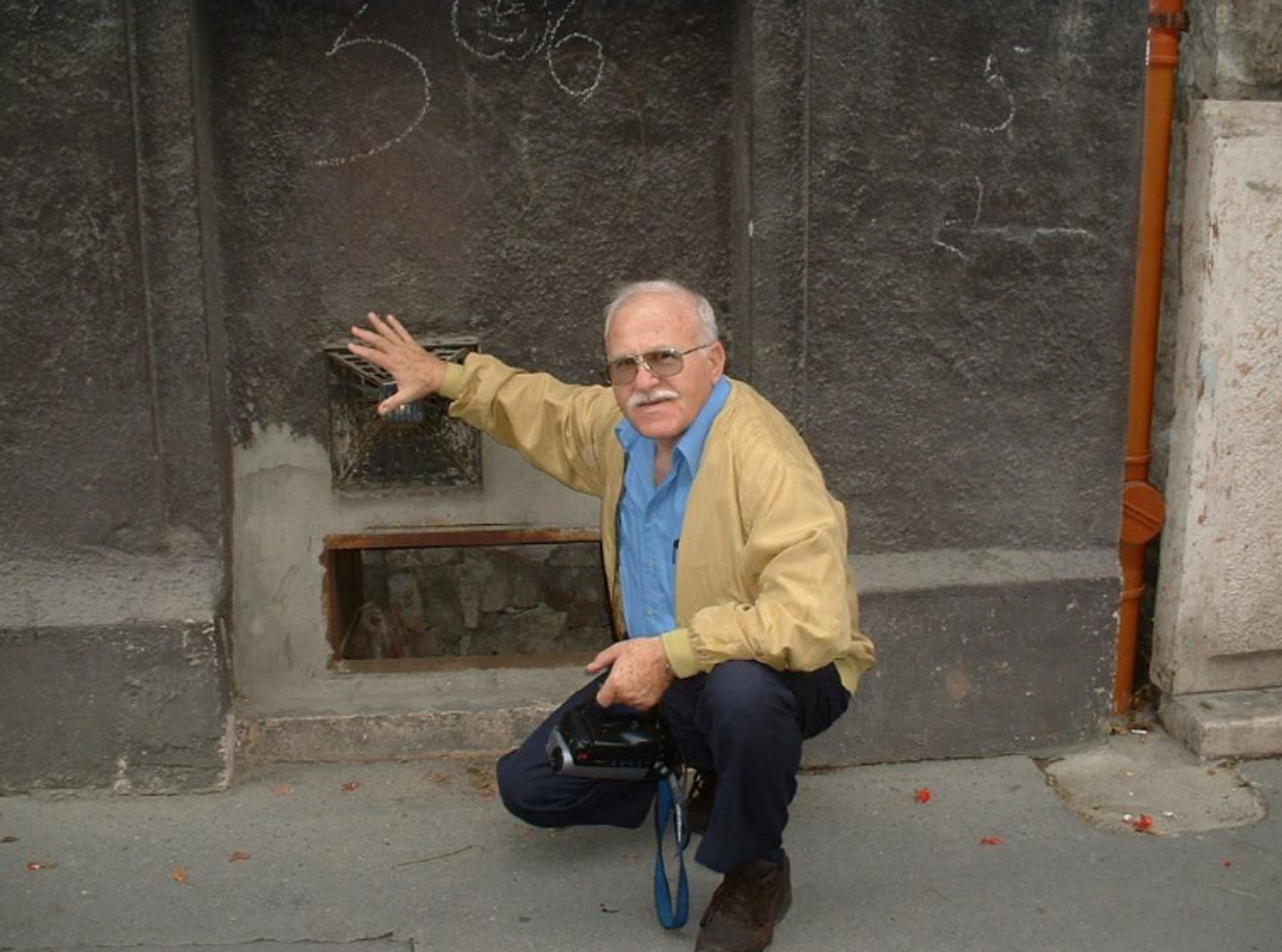 Peter hledá rodinu své zachránkyně - Peter u domu, ve kterém se ukrýval - GALERIE: Peter hledá rodinu své zachránkyně (1/6)