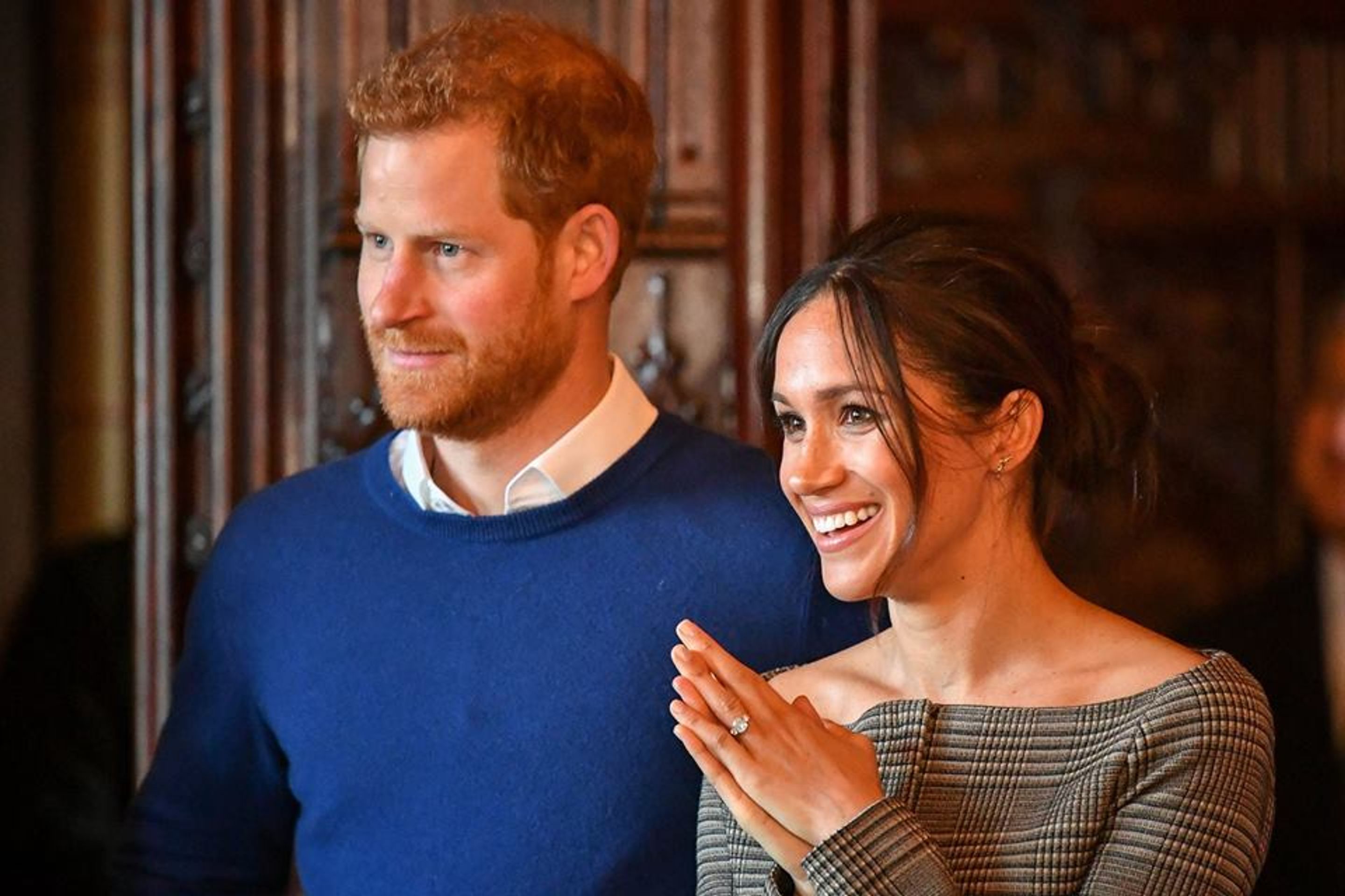Princ Harry a Meghan Markle - GALERIE: Meghan Markle si v seriálu oblékla svatební šaty (6/8)