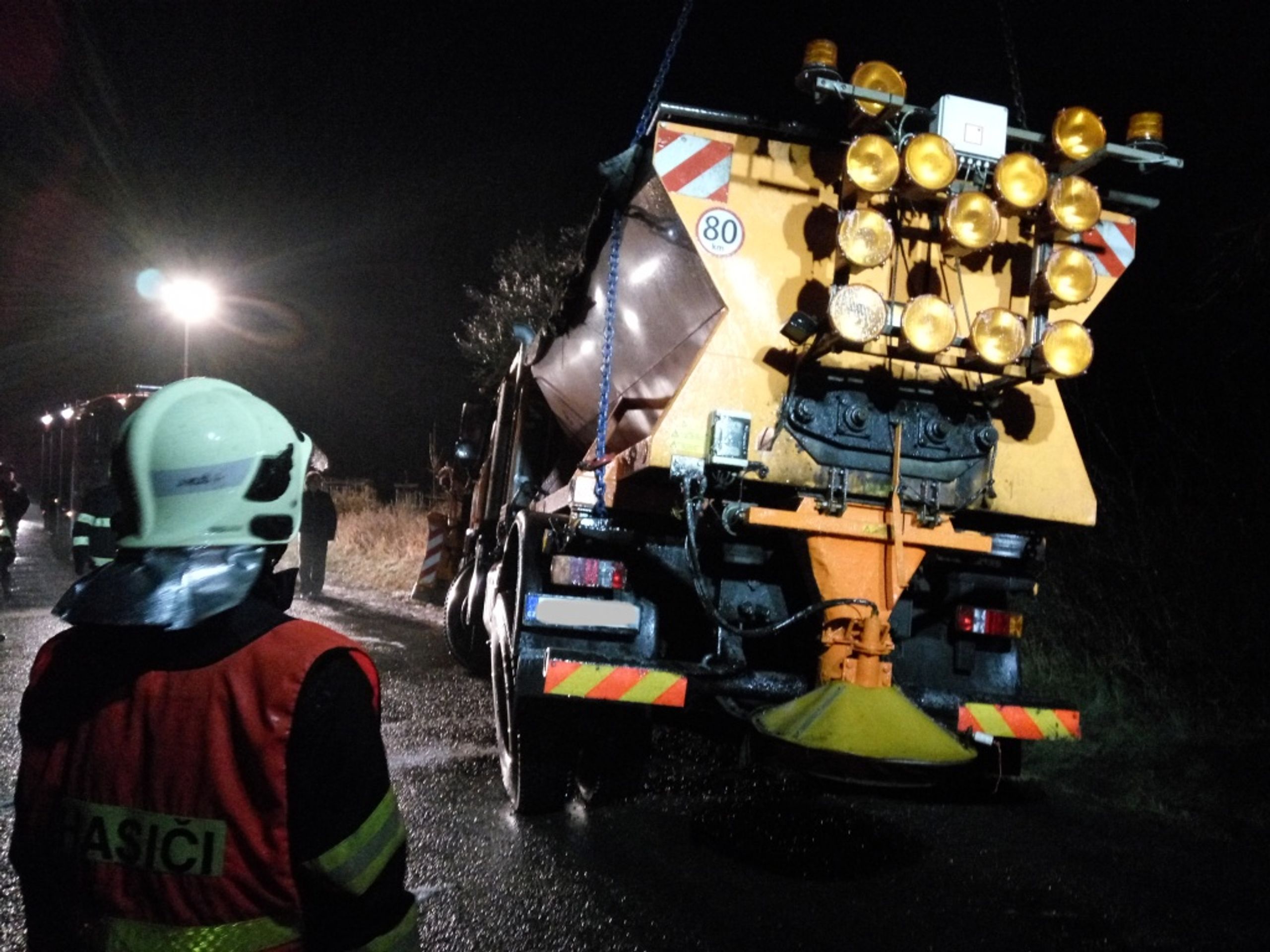 Sypač vyletěl na ledovce ze silnice - GALERIE: Nehoda sypače na Liberecku (4/5)