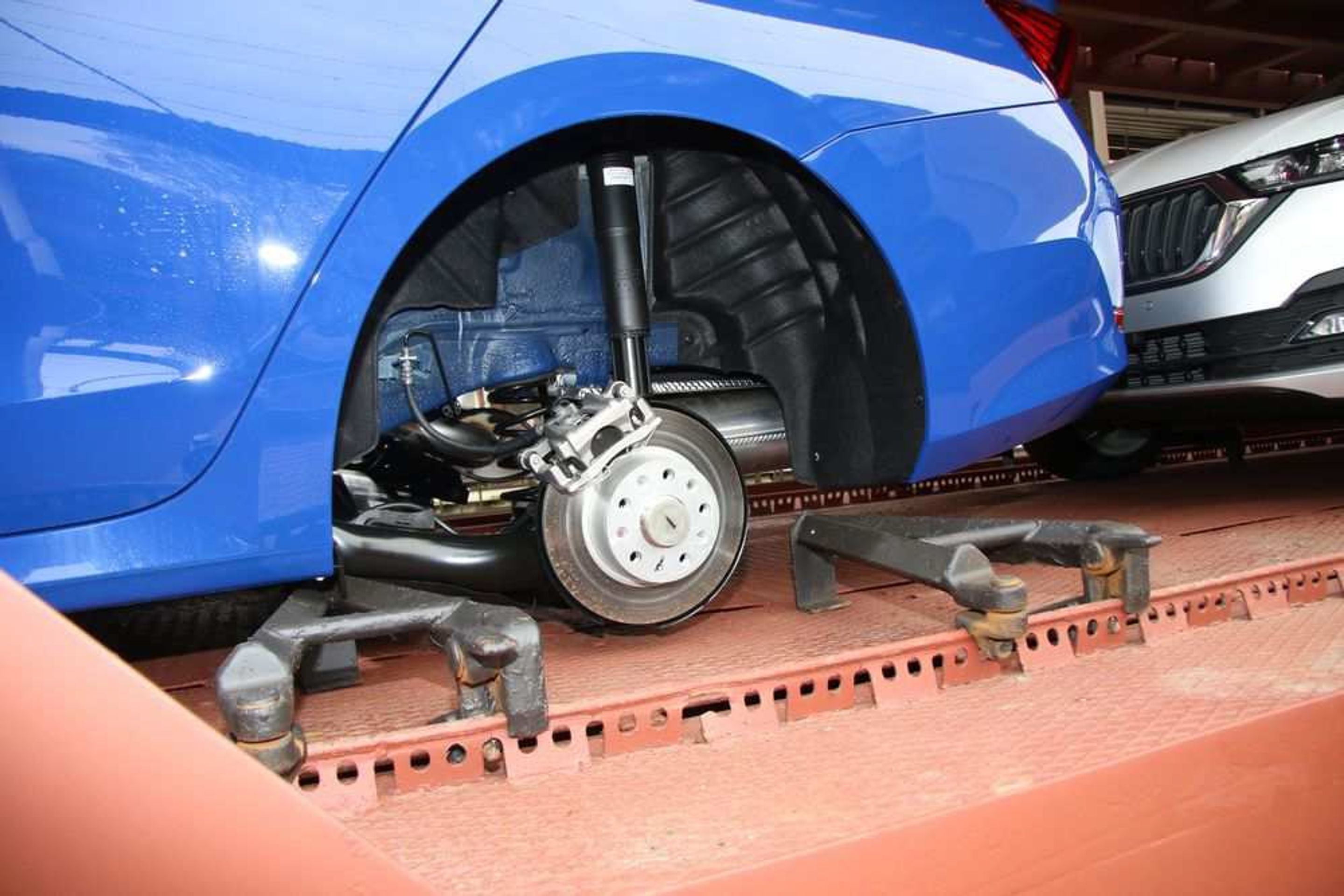 Nová Škoda Octavia bez kol - Zloději si vyhlédli vlak plný nových škodovek (3/4)