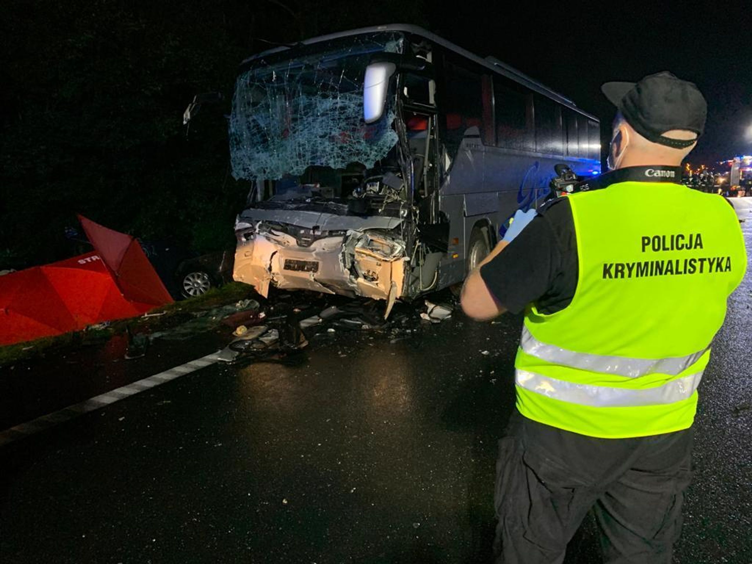 Srážka dodávky a autobusu - 1 - GALERIE: Nehoda v Polsku (4/4)