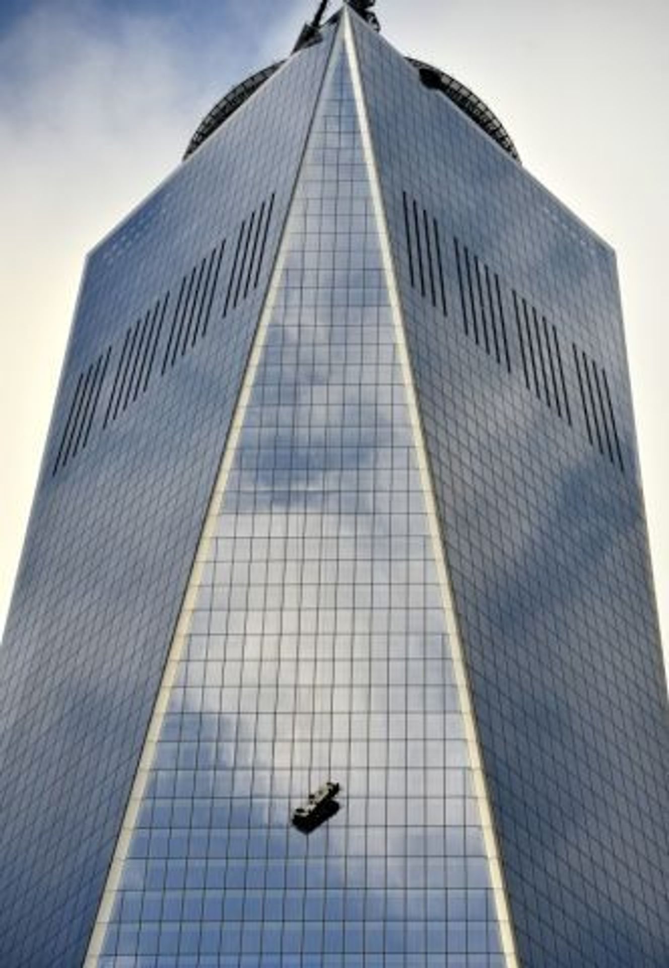 Na mrakodrapu World Trade Center uvízli myči oken - 3 - GALERIE: Na mrakodrapu World Trade Center uvízli myči oken (3/6)