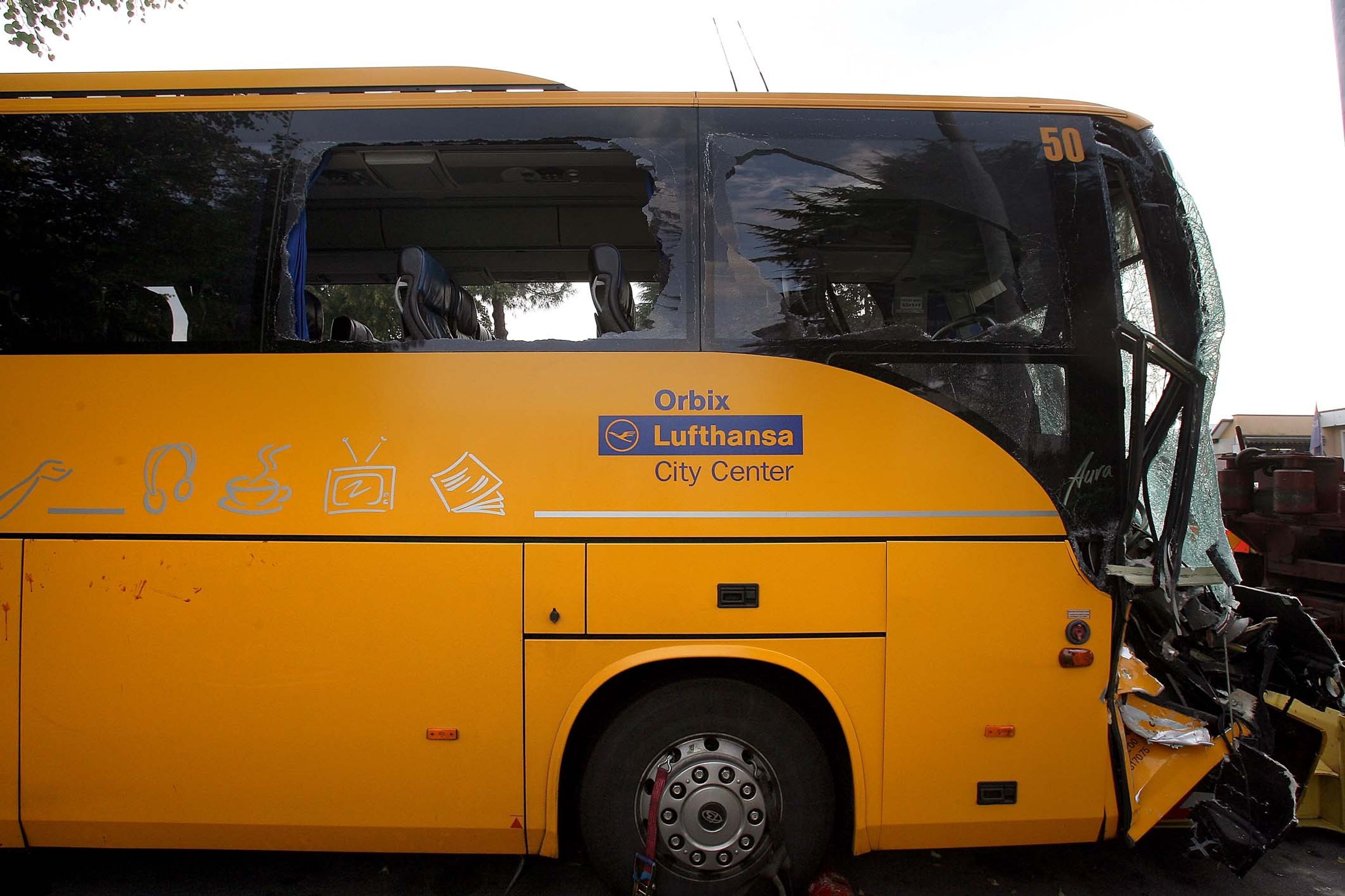 Autobus Student Agency po havárii v Itálii - GALERIE: Autobus Student Agency havaroval v Itálii (5/7)