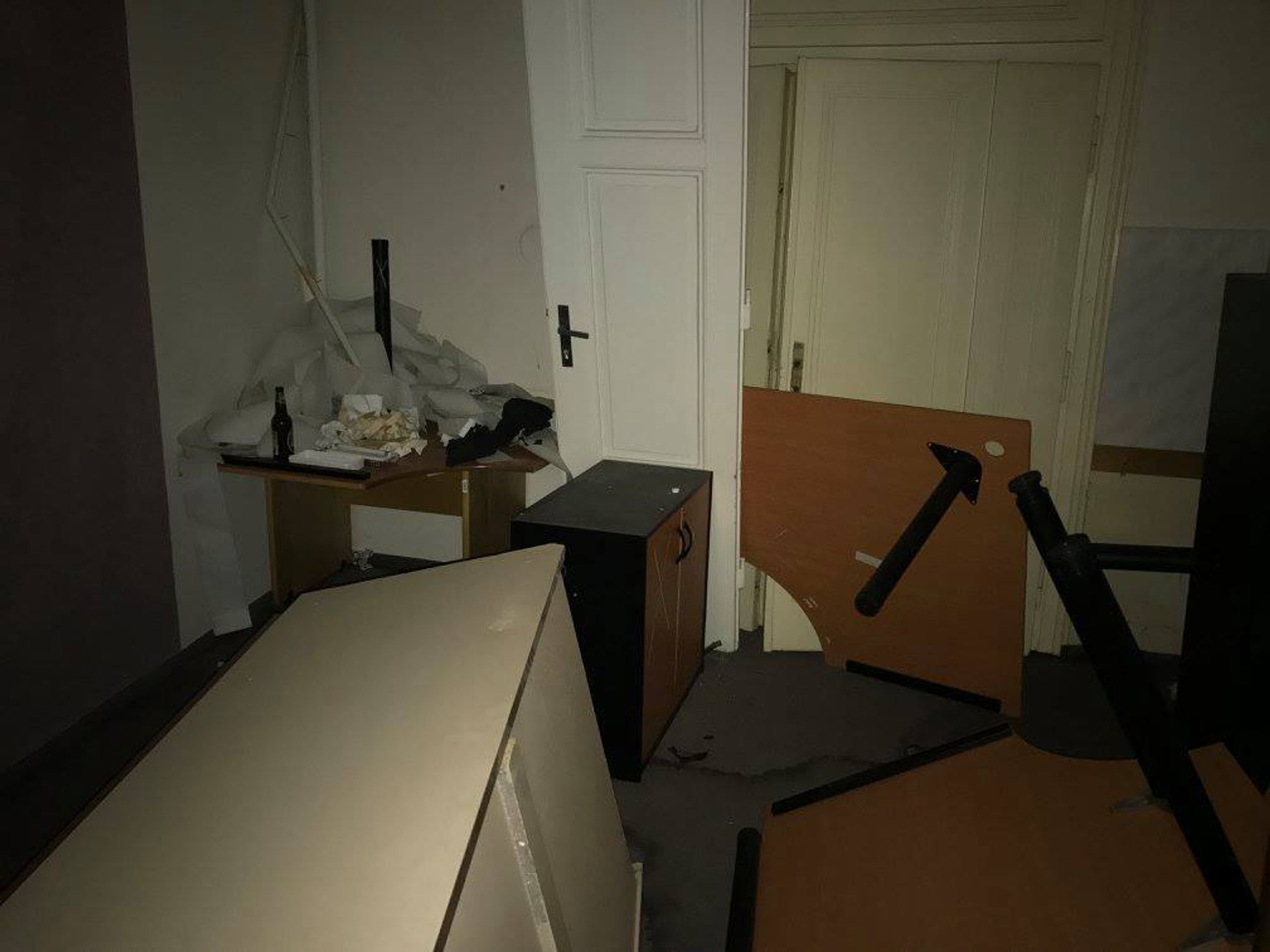 Squatteři zanechali v domech v Praze spoušť - 10 - GALERIE: Squatteři po sobě v domech zanechali spoušť (10/16)