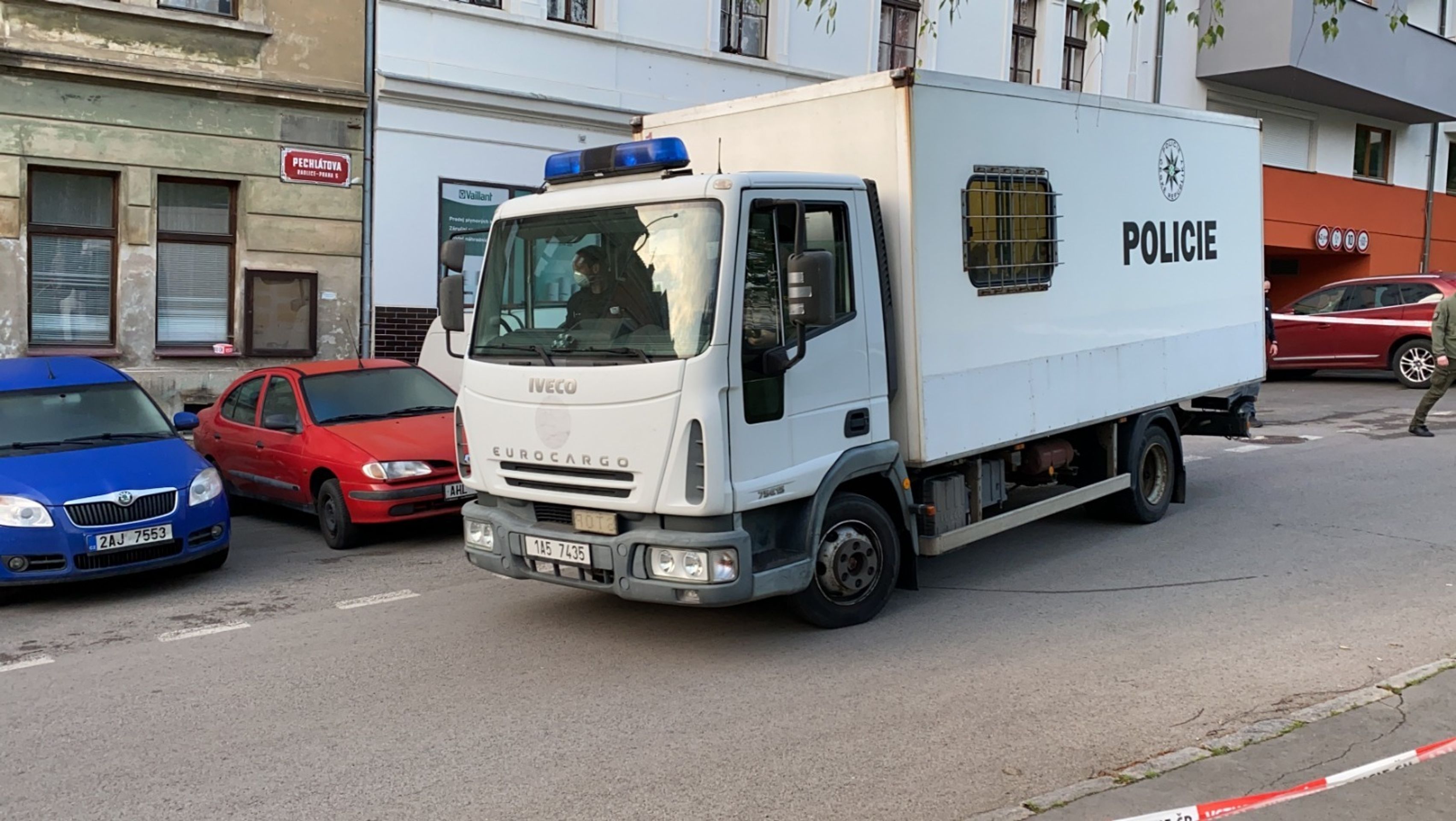 Zásah v domě hrůzy v Pechlátově ulici v Praze - 13 - GALERIE: Zásah policie v domě hrůzy v Pechlátově ulici (7/19)