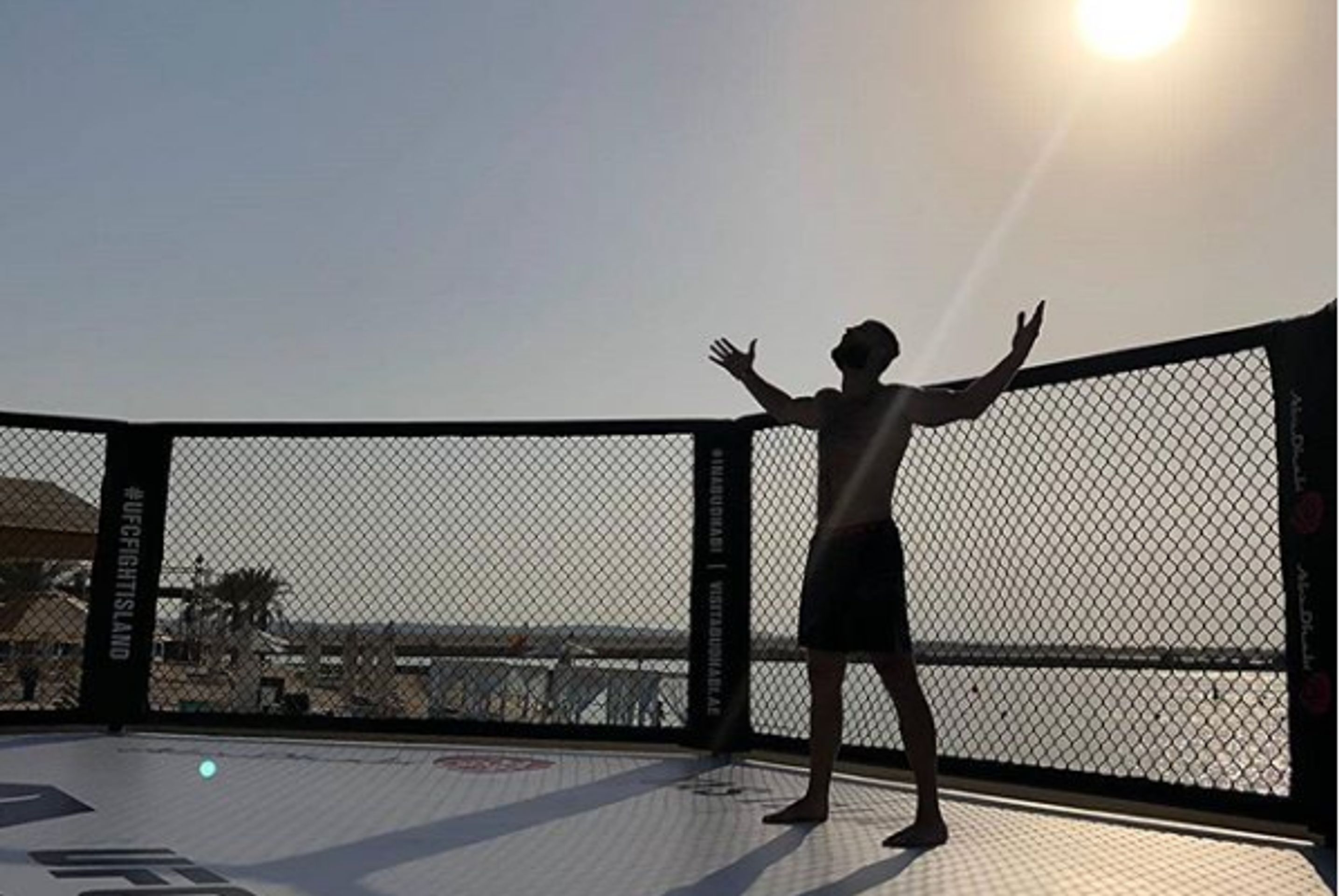 Jiří Procházka v oktagonu v Abú Zabí - GALERIE: Jiří Procházka si vyzkoušel oktagon UFC na Fight Islandu (2/5)