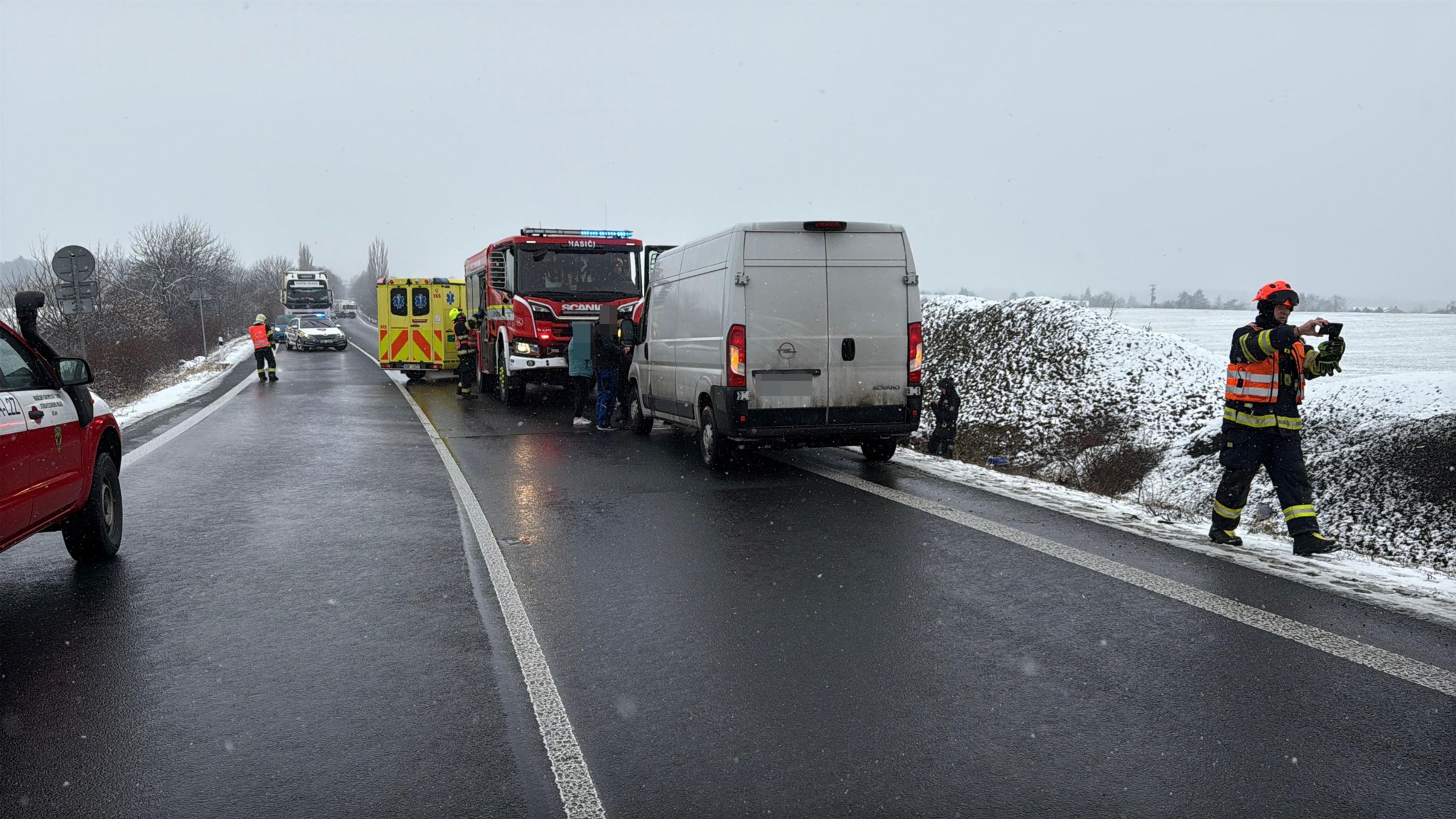 Tragická nehoda u Dobřejovic (2) - Ledovka komplikuje dopravu (10/16)