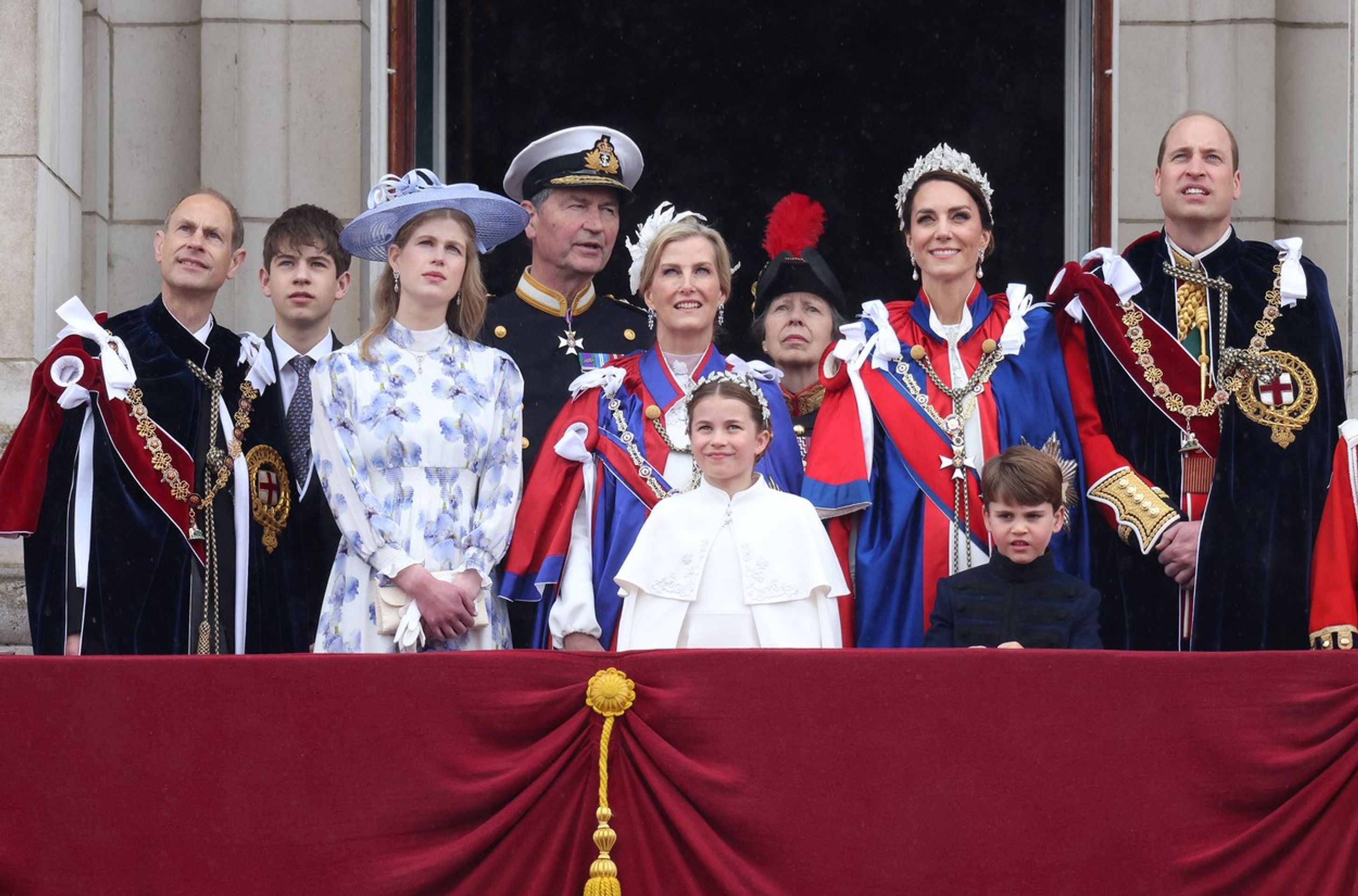 Královská rodina na balkoně Buckinghamského paláce - Královská rodina na balkoně Buckinghamského paláce (1/6)