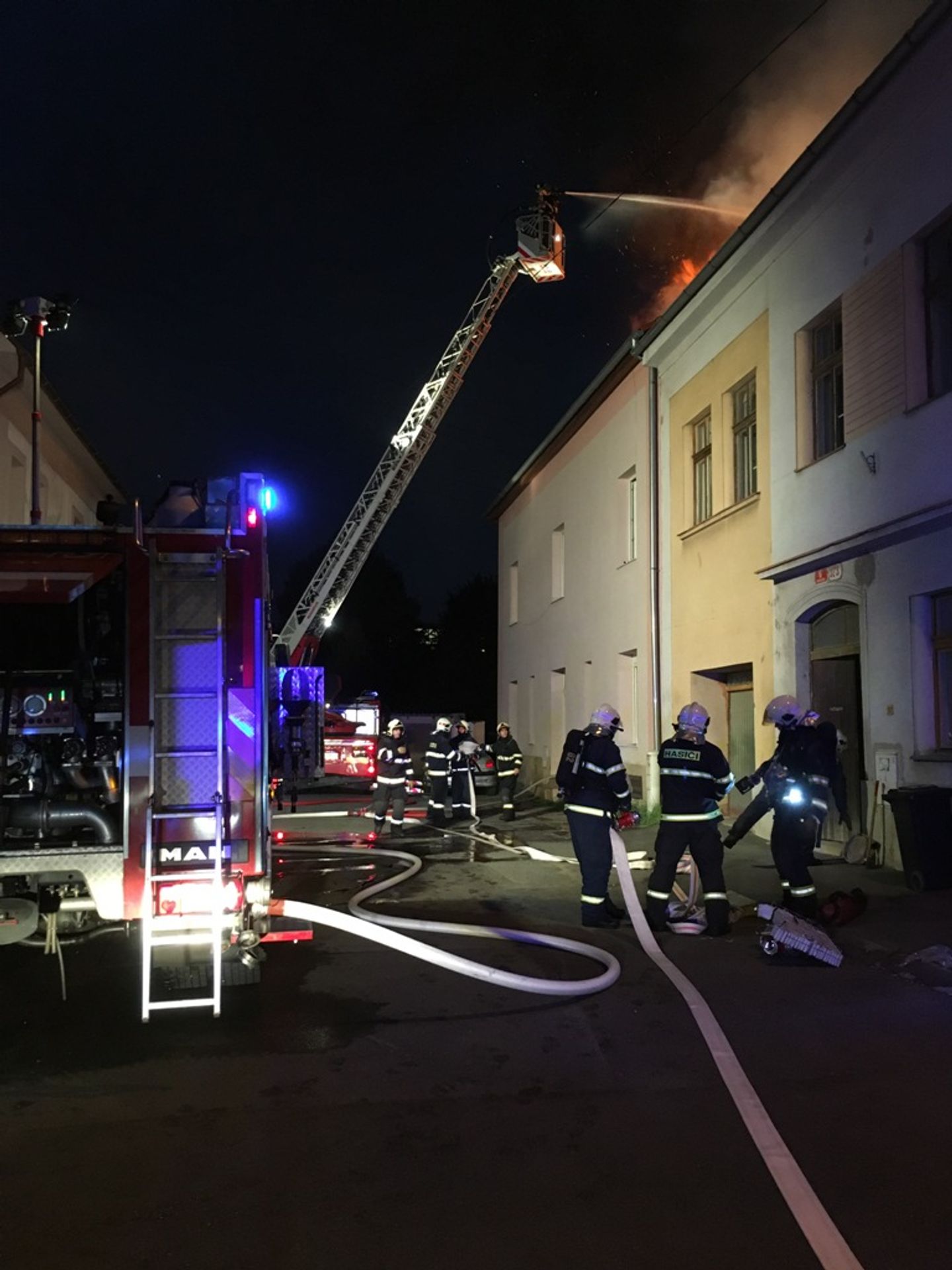 Požár domu v centru Plzně - GALERIE: Požár domu v centru Plzně (8/12)