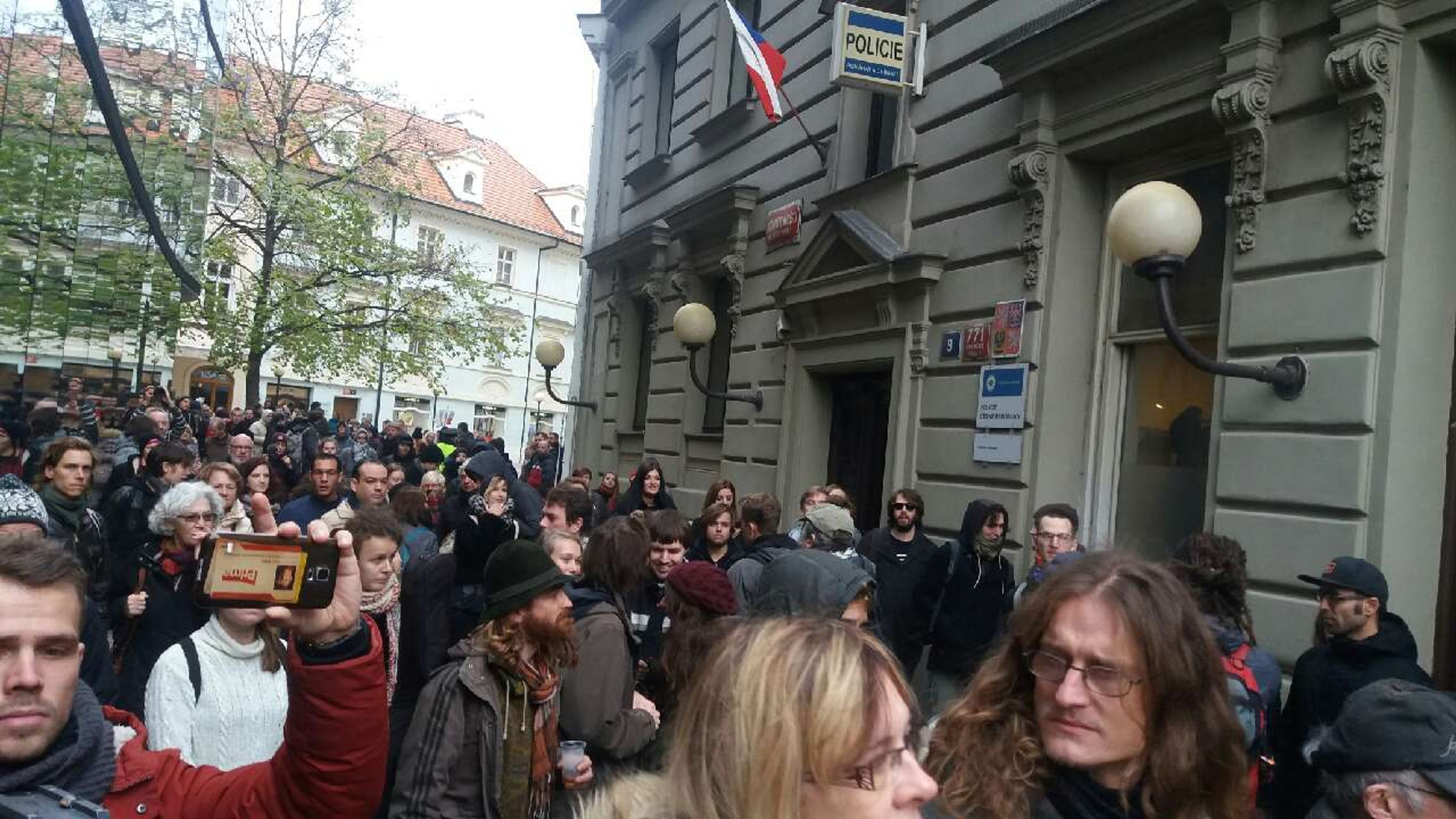 Anarchisté se na Václaváku pokusili prorazit policejní kordon - GALERIE: Oslavy 17. listopadu v Praze (8/15)