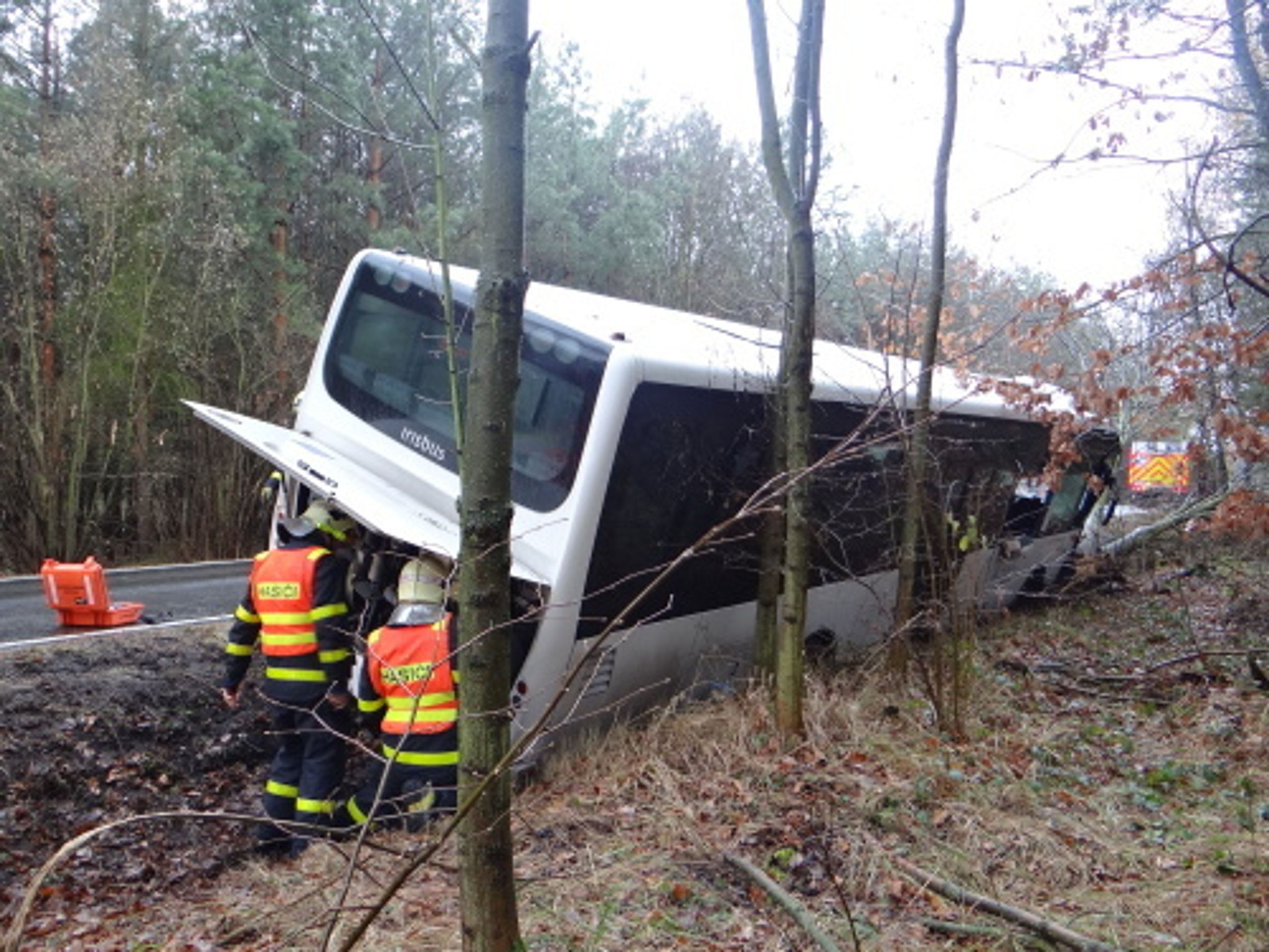 Autobus v příkopu na Opavsku vyprošťovali hasiči - 2 - GALERIE: Autobus na Opavsku vyprošťovali z příkopu hasiči (19/20)