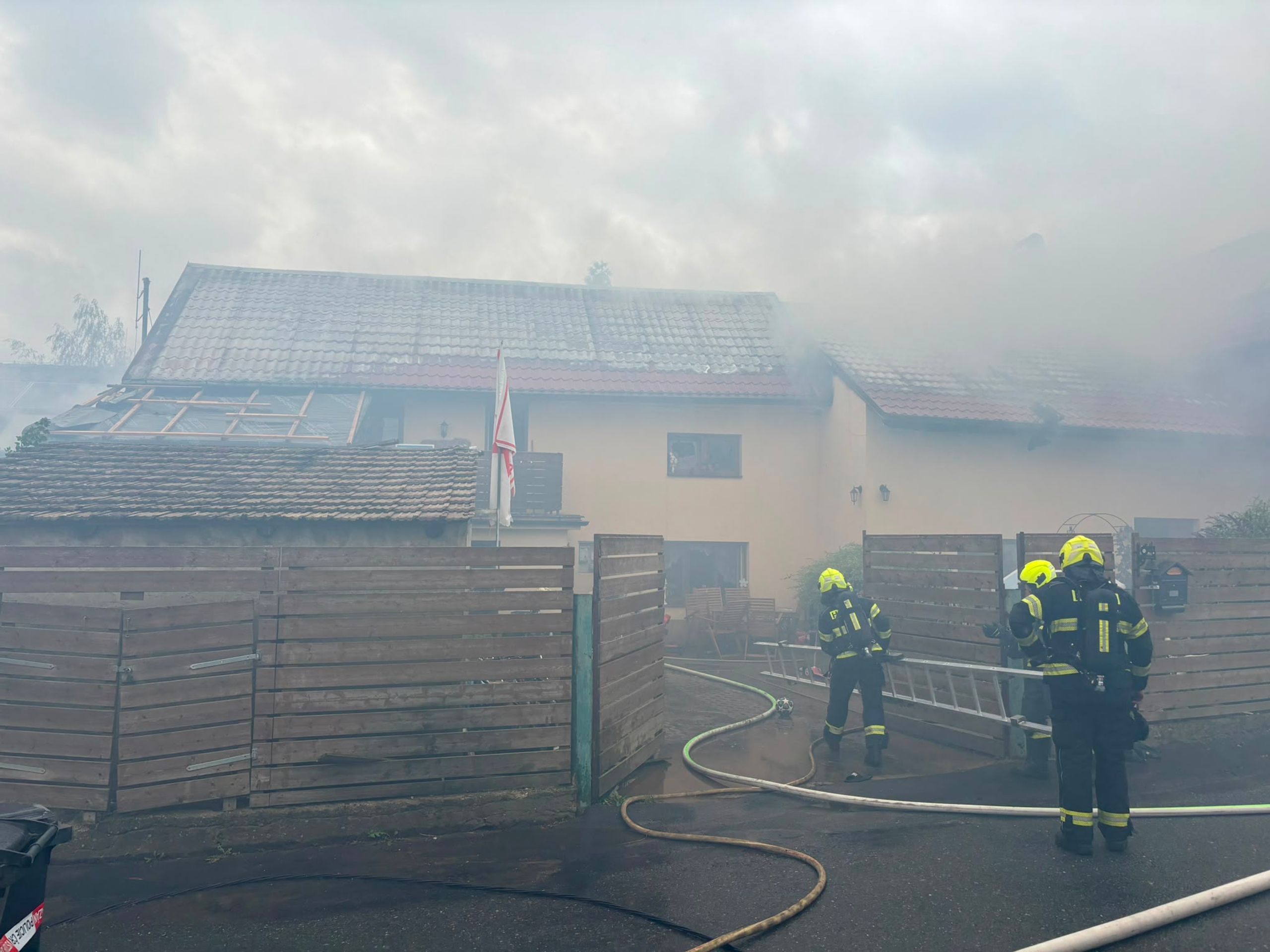 Požár domu na Mělnicku - Rodině ze Střem shořel dům (1/19)