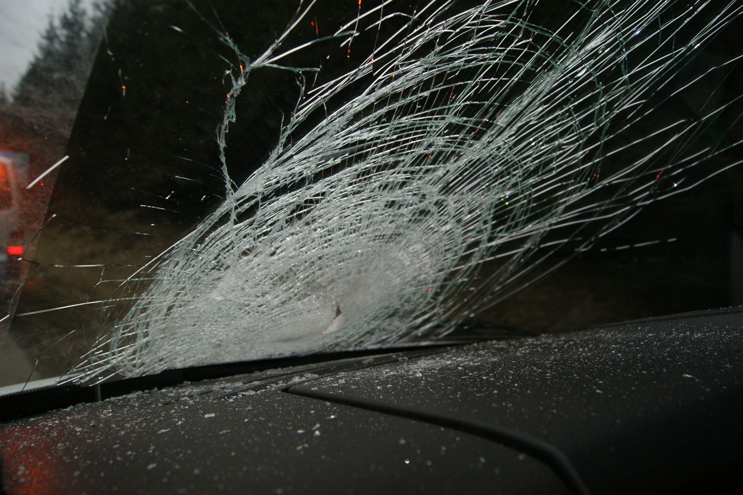 Na auto jedoucí po D1 někdo hodil kámen - 3 - GALERIE: Na auto jedoucí po D1 někdo hodil kámen (3/4)