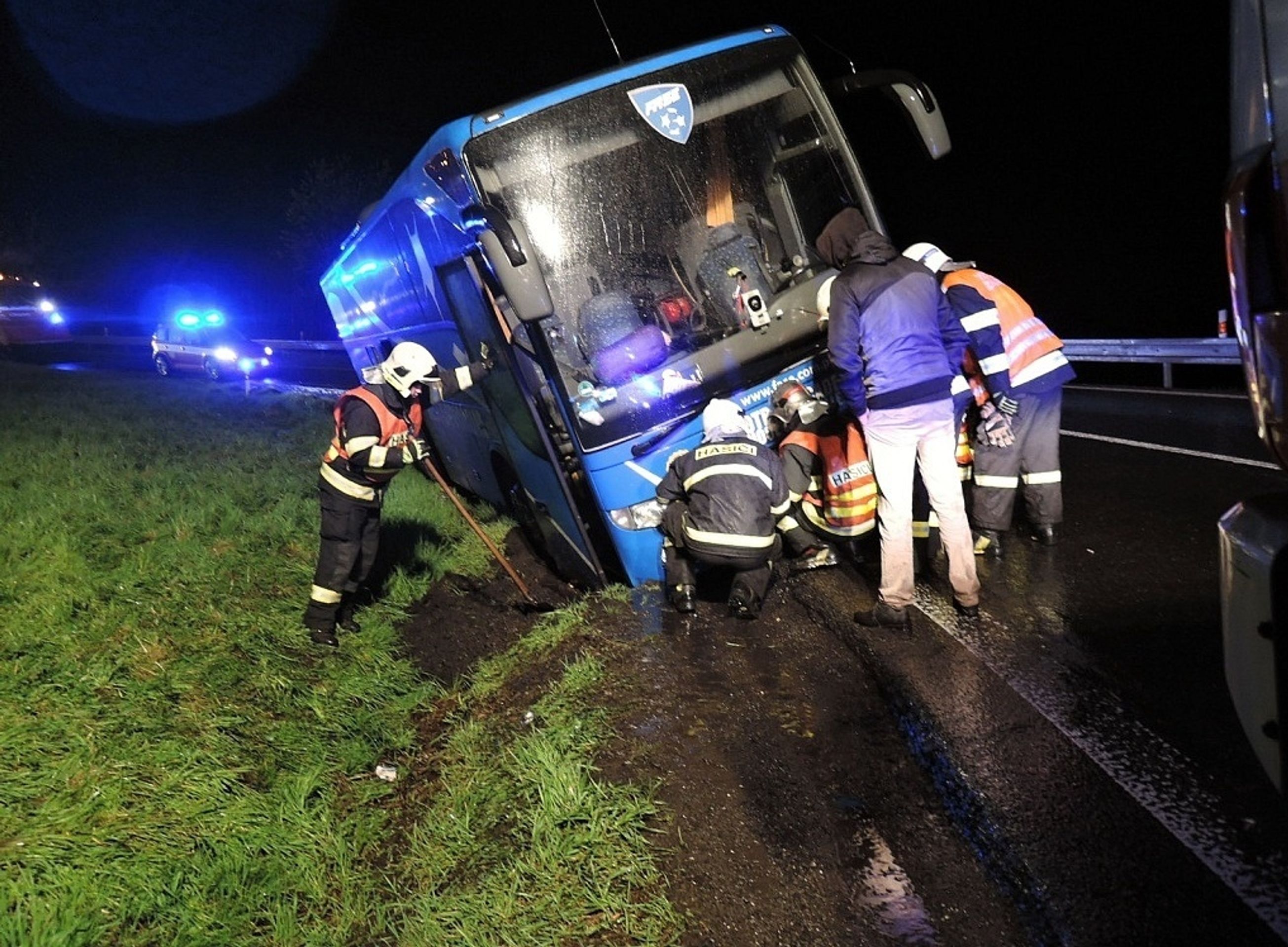 Nehoda autobusu s dětmi - 3 - GALERIE: Autobus s dětmi vyjel ze silnice (5/7)