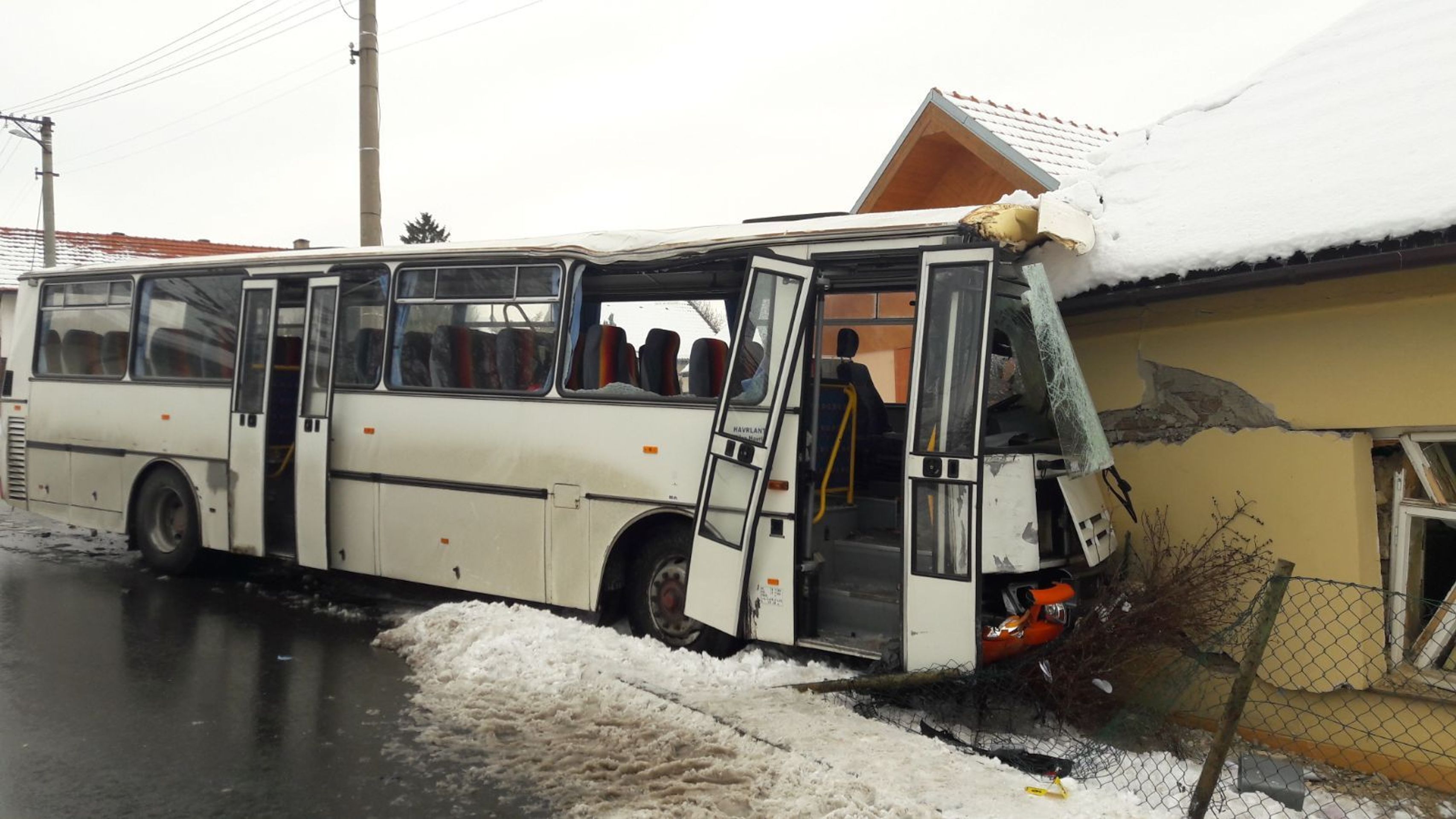 Nehoda autobusu na Zlínsku - 1 - GALERIE: Nehoda autobusu v Haluzicích na Zlínsku (4/4)