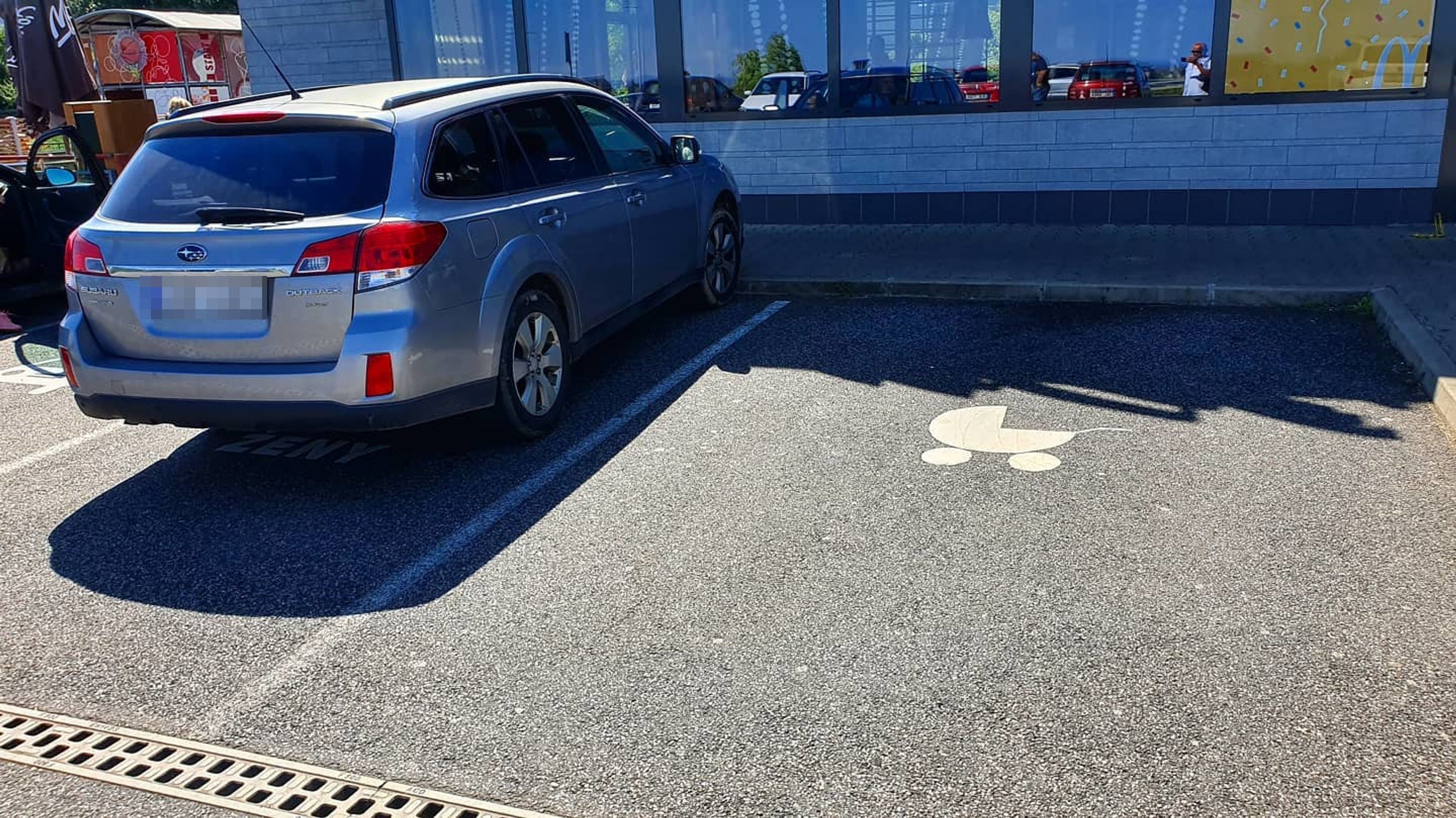 Parkovací místa pro ženy - 4 - GALERIE: Parkovací místa pro ženy (3/4)