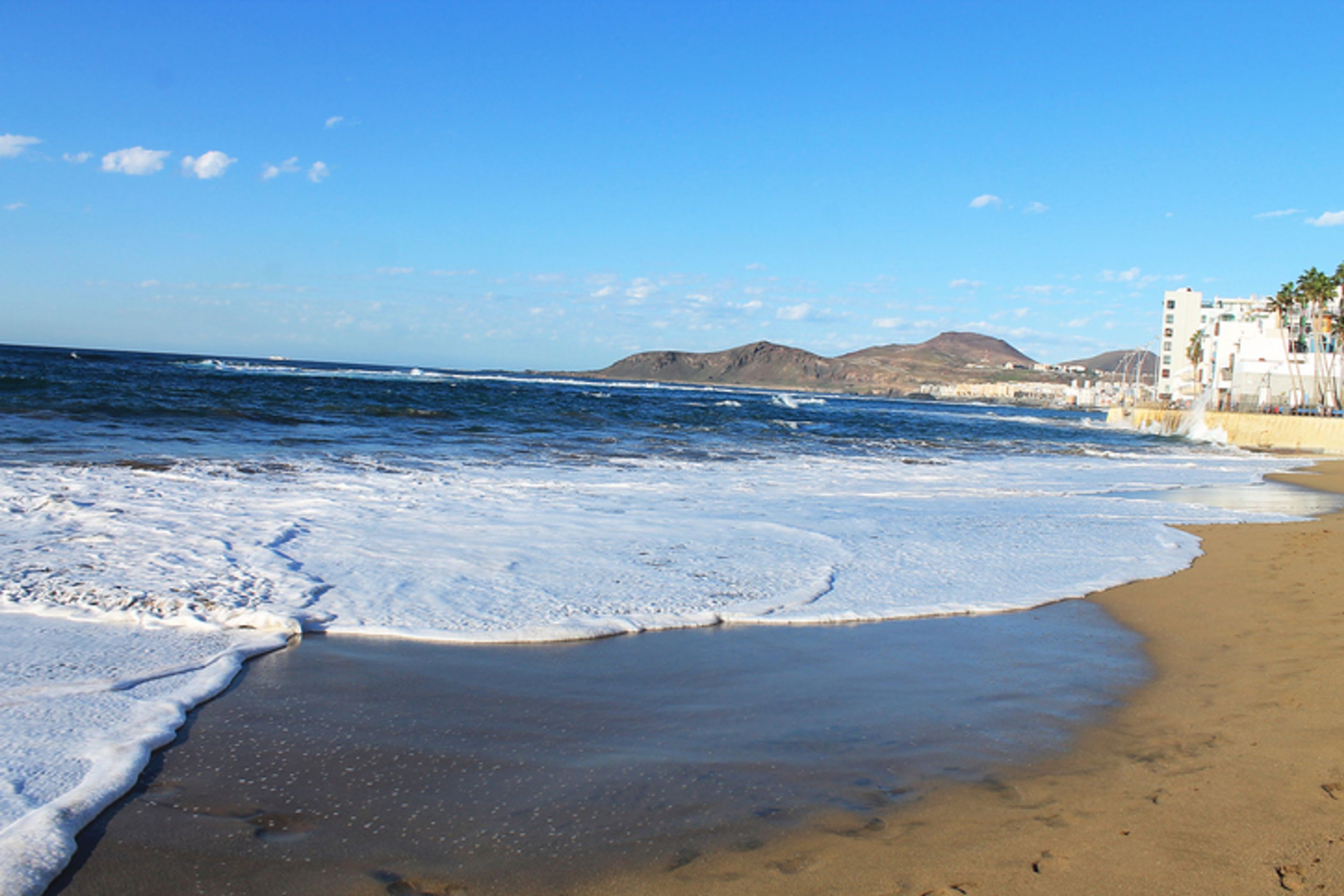 10 nejlepších pláží v Evropě - Playa de Las Canteras, Las Palmas de Gran Canaria - GALERIE: 10 nejlepších pláží v Evropě (8/10)
