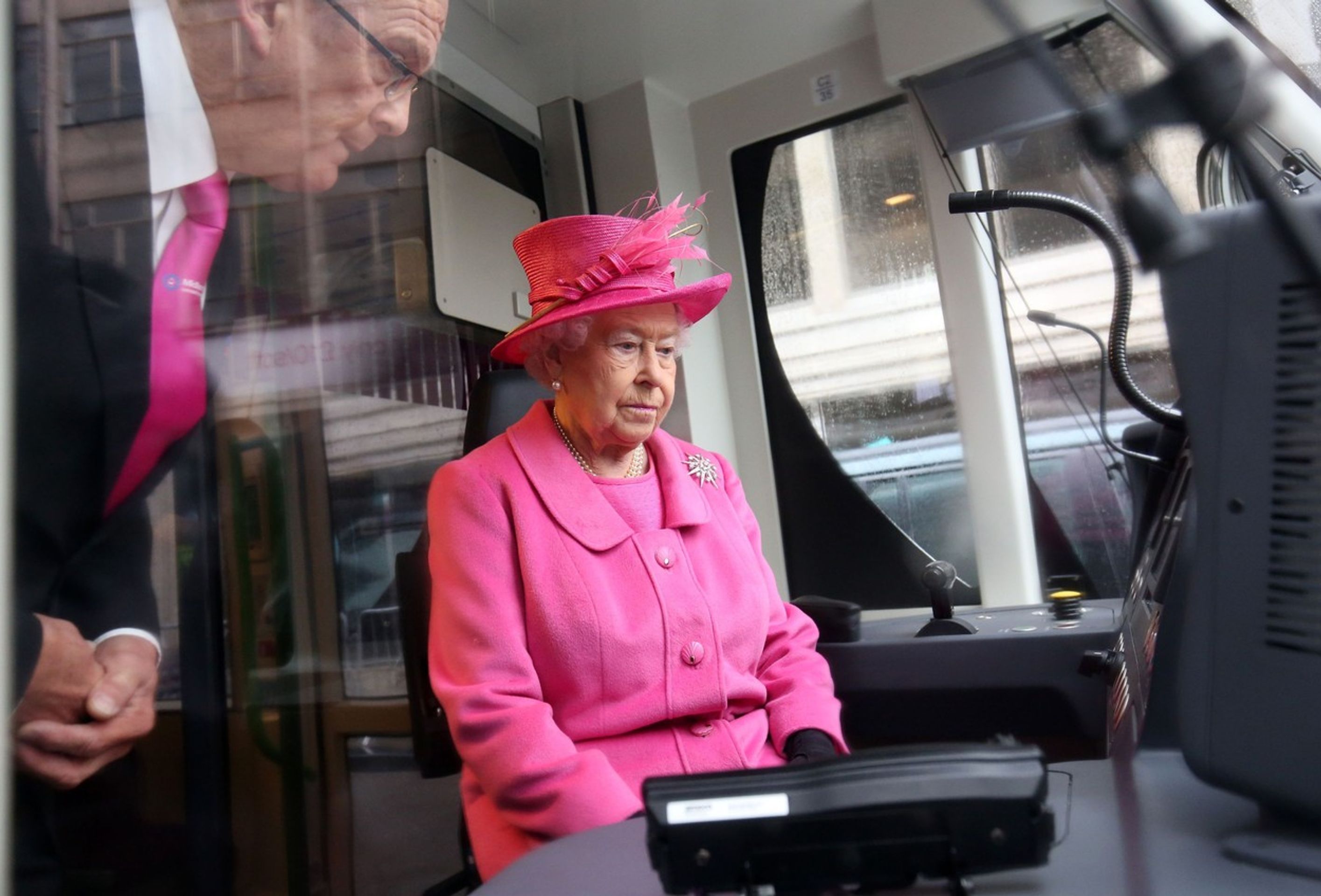 Zajímavé fotografie ze života královny Alžběty II. - Při rozšíření tramvajové tratě v Birminghamu - GALERIE: Zajímavé fotografie ze života královny Alžběty II. (9/10)