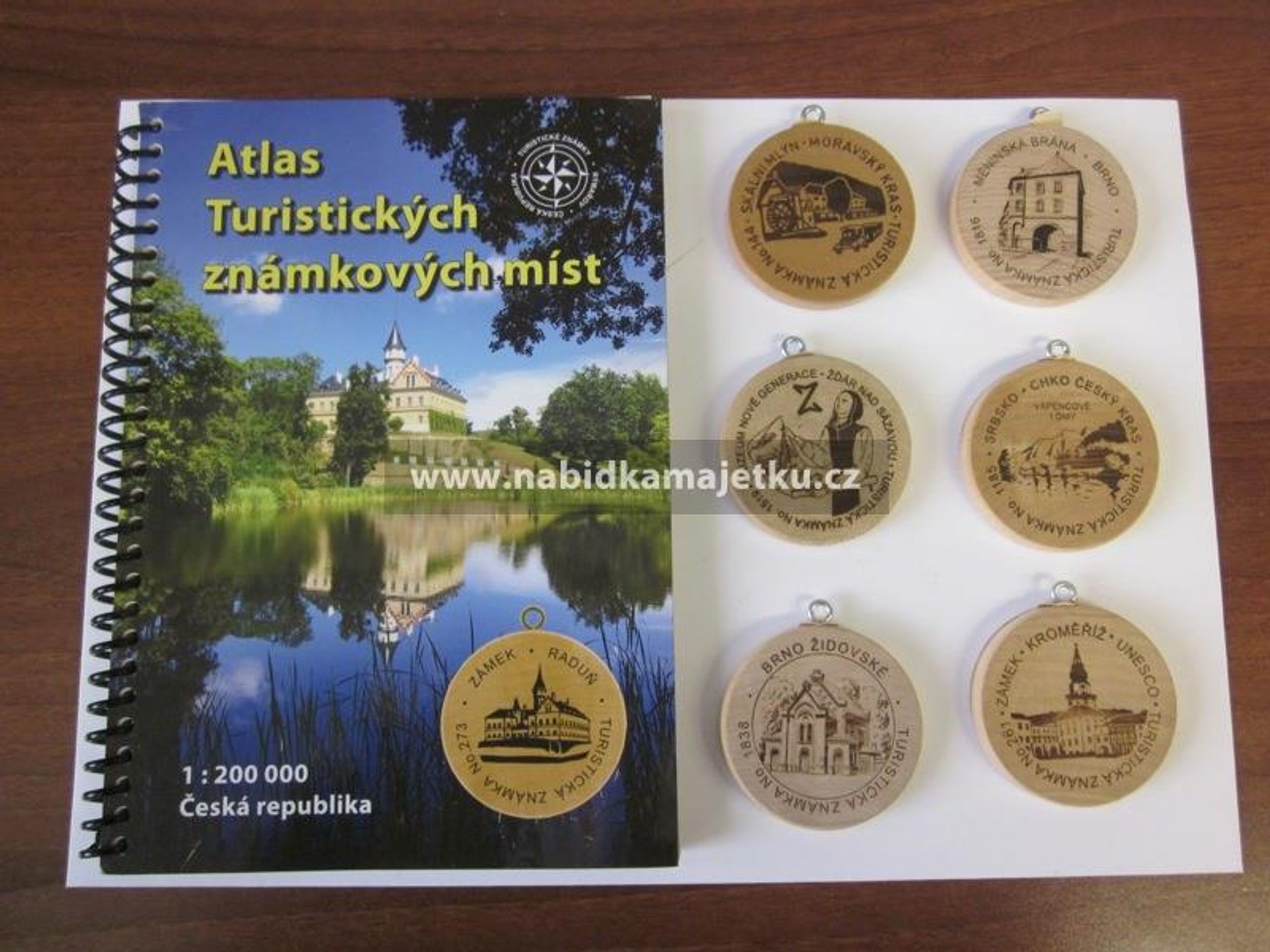 Dřevěné turistické známky 711 ks, okrasný nůž 2 ks, 4 060 Kč (2) - Vydražené předměty (8/13)