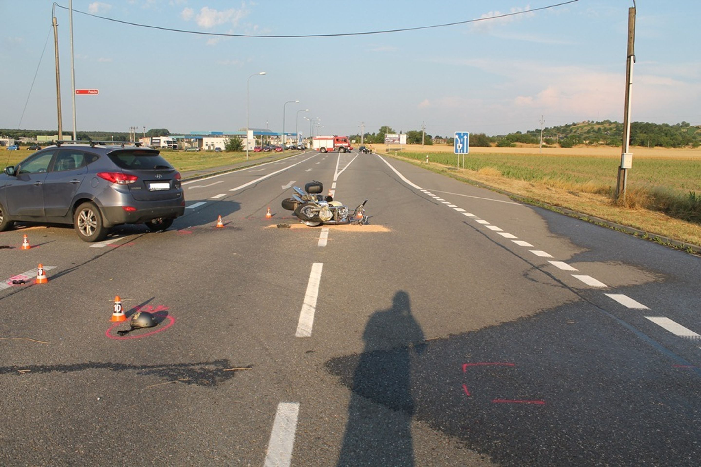 Nehoda motorkáže s osobním automobilem ve Bzenci - 4 - GALERIE: Nehoda motorkáže s osobním automobilem ve Bzenci (4/10)