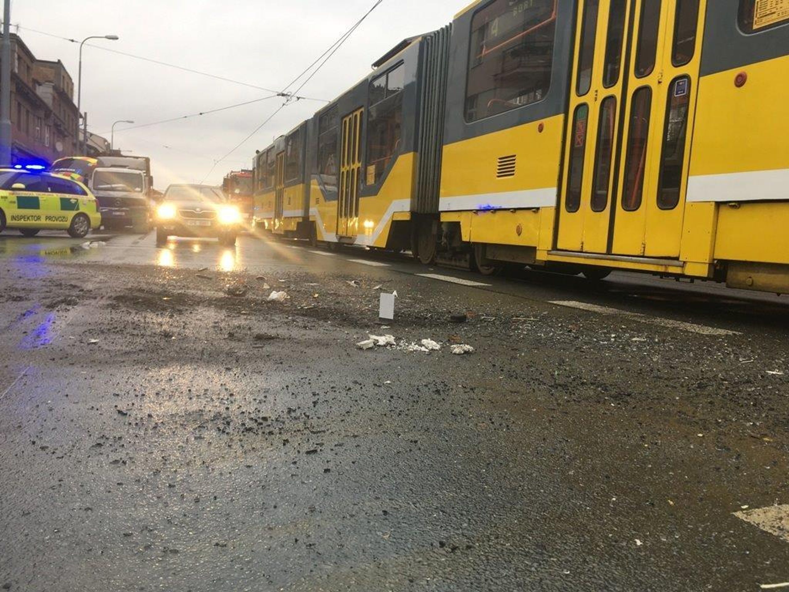 Nehoda tramvaje a autobusu v Plzni - 4 - GALERIE: Nehoda tramvaje a autobusu v Plzni (4/7)