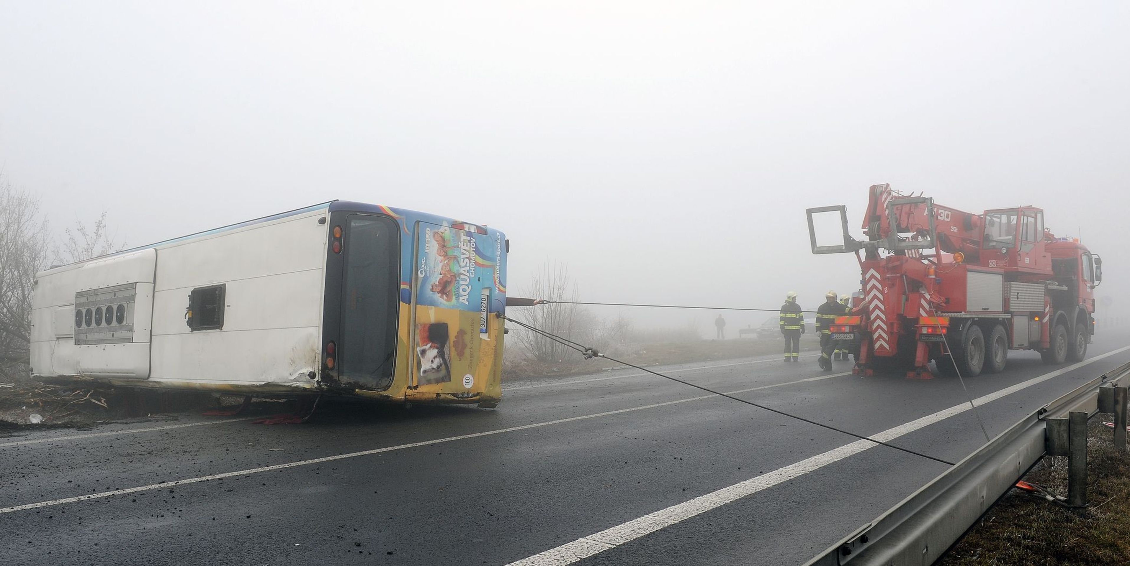 Nehoda autobusu s dětmi u Panenského Týnce - 9 - GALERIE: Nehoda autobusu s dětmi u Panenského Týnce (3/25)