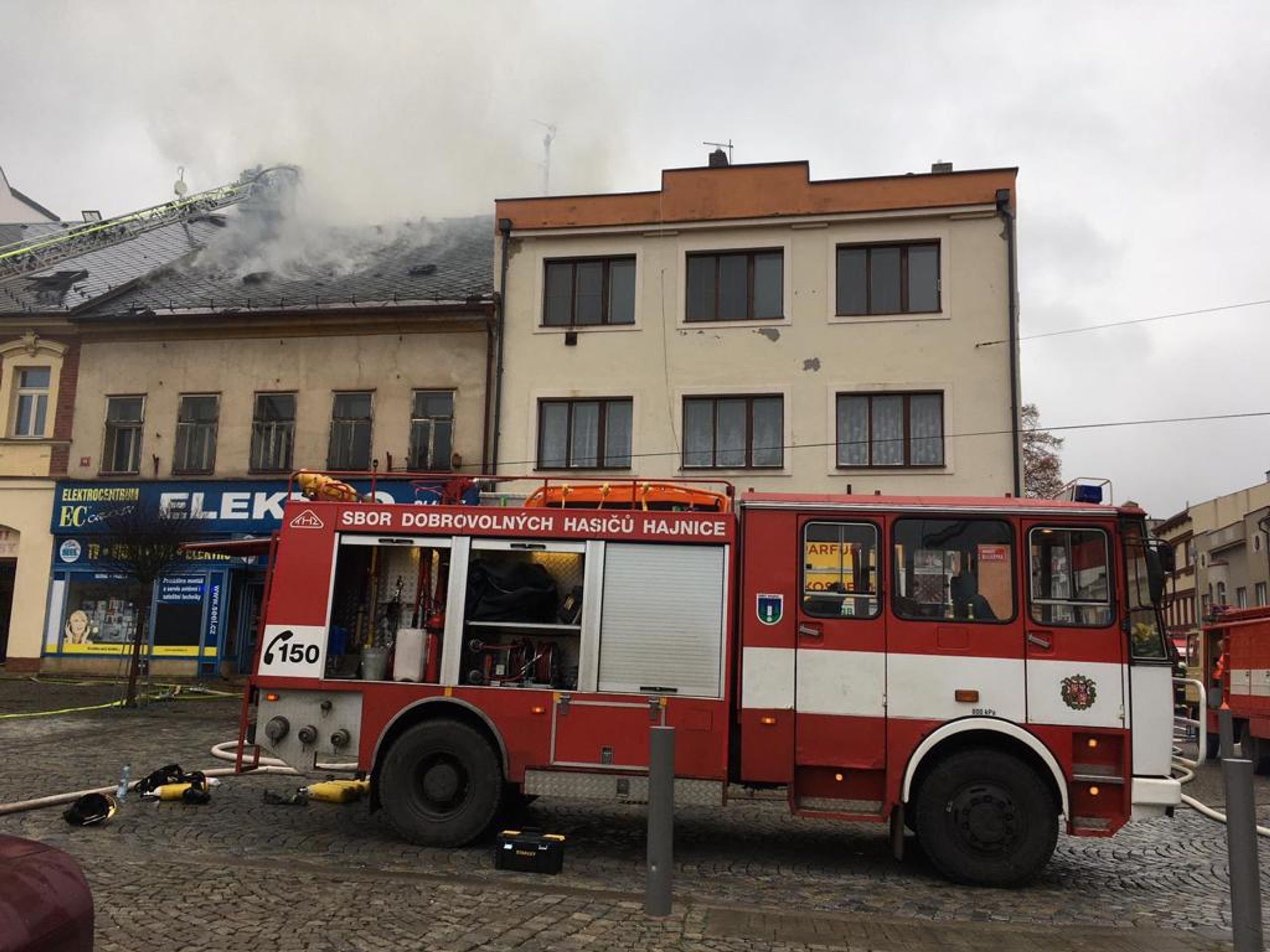 Požár domu ve Dvoře Králové nad Labem - 5 - GALERIE: Požáry ve Dvoře Králové nad Labem a v Kopřivnici (10/18)