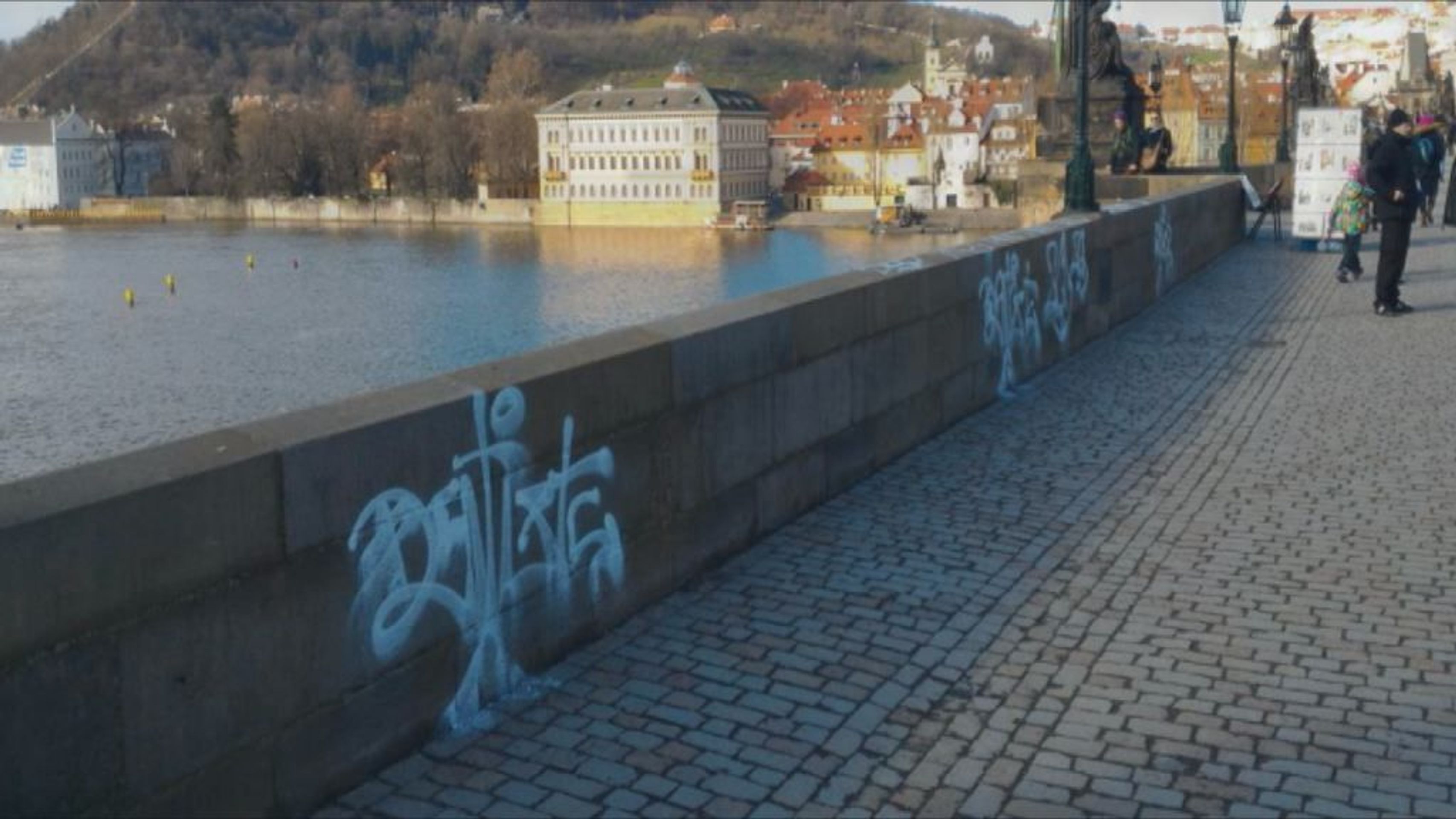 Posprejovaný Karlův most - 6 - GALERIE: Vandalové na Karlově mostě (6/7)