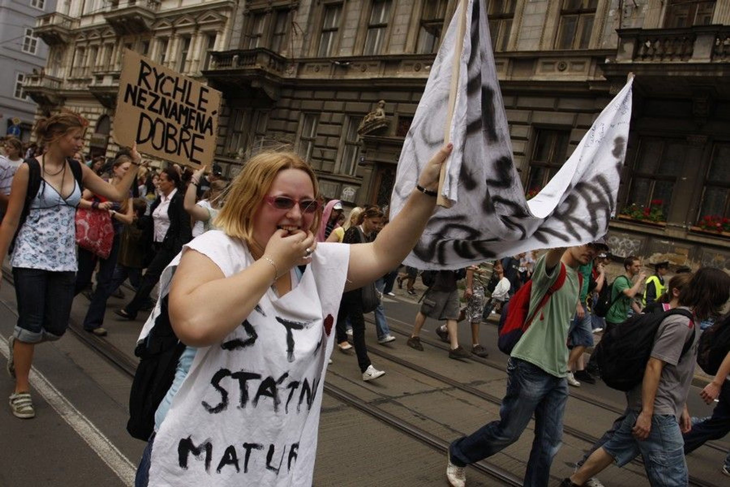 Protestující dav studentů - GALERIE: Studenti protestují proti státní maturitě (5/9)