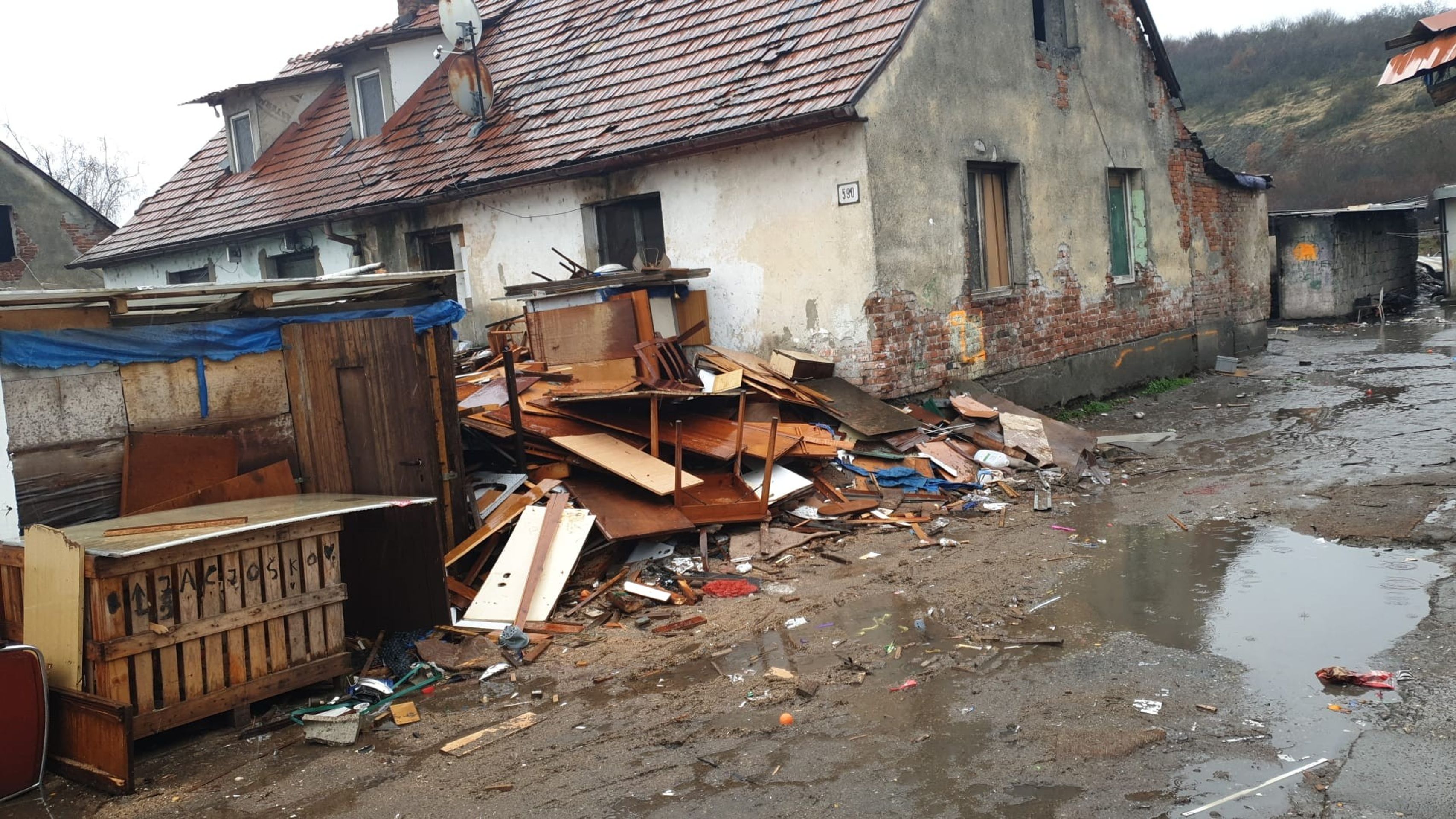 Požár na Slovensku - Požár rodinného domu v obci Kozárovce (2/5)