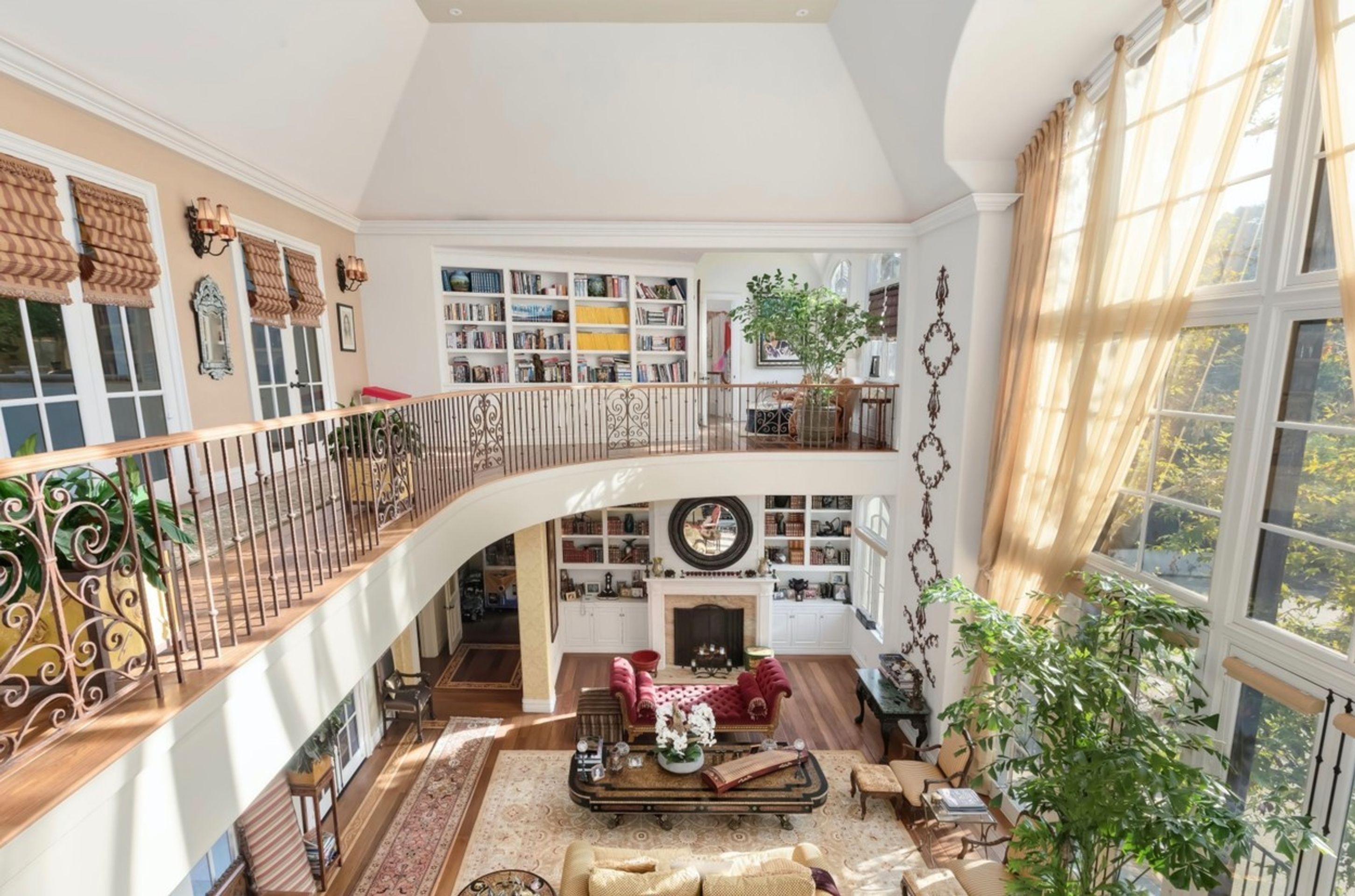 Gene Simmons prodává sídlo v Beverly Hills - 2 - GALERIE: Gene Simmons prodává sídlo v Beverly Hills (1/8)