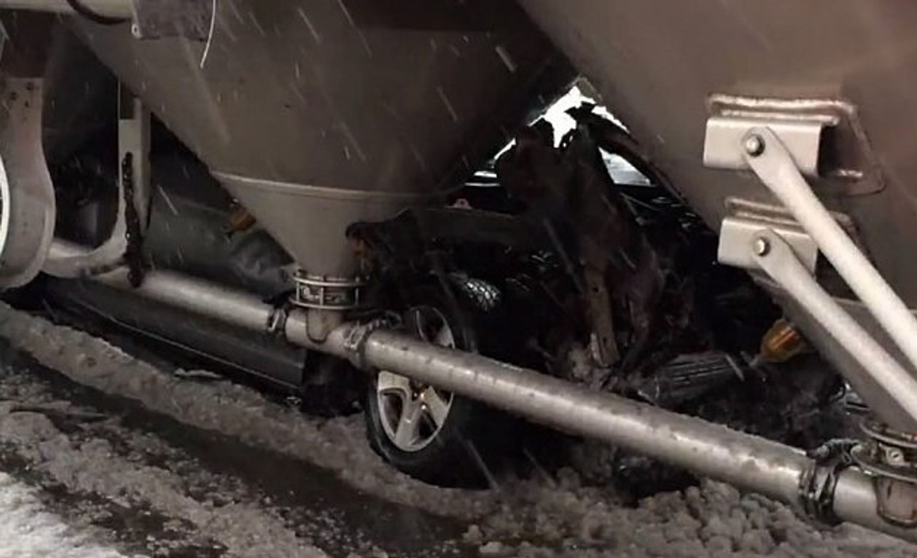 nehoda - GALERIE: Cisterna udělala z Hondy Civic plechovku (1/3)