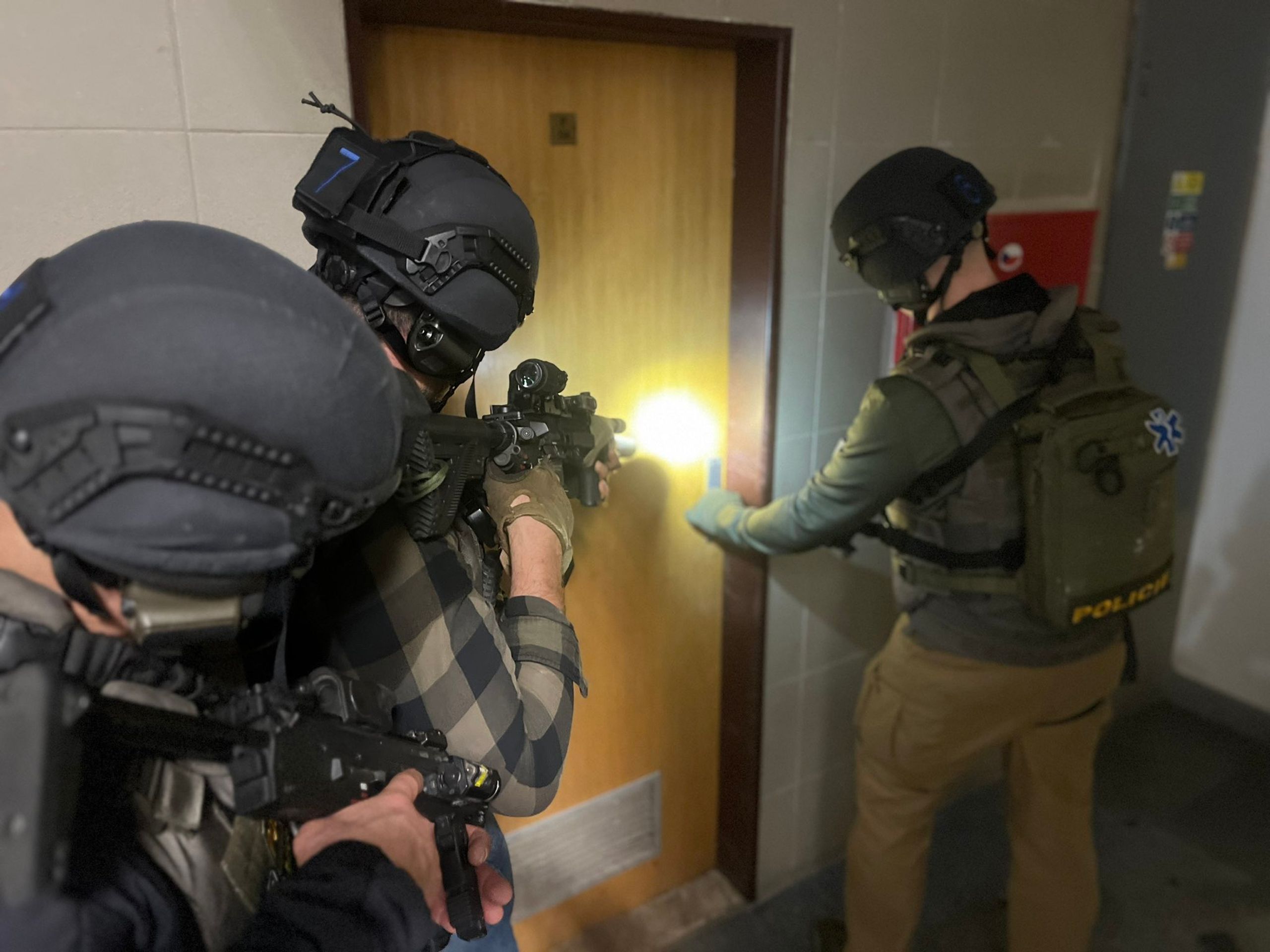 Policisté prohledávají vnitřní prostory univerzity - Hlášená střelba na fakultě v Plzni (1/8)
