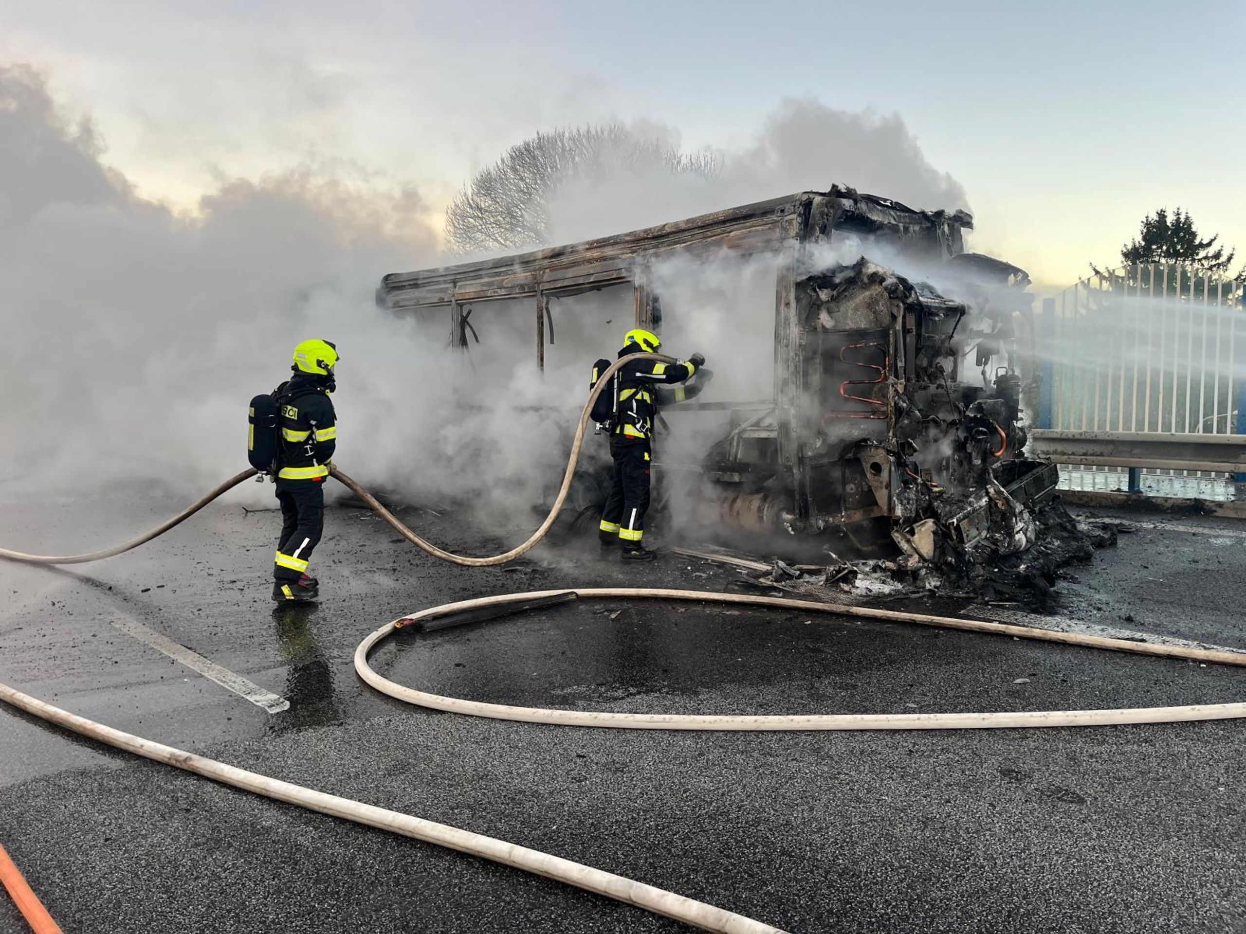 Hořící autobus na silnici I/35 u Chrastavy - Hořící autobus u Chrastavy (5/10)
