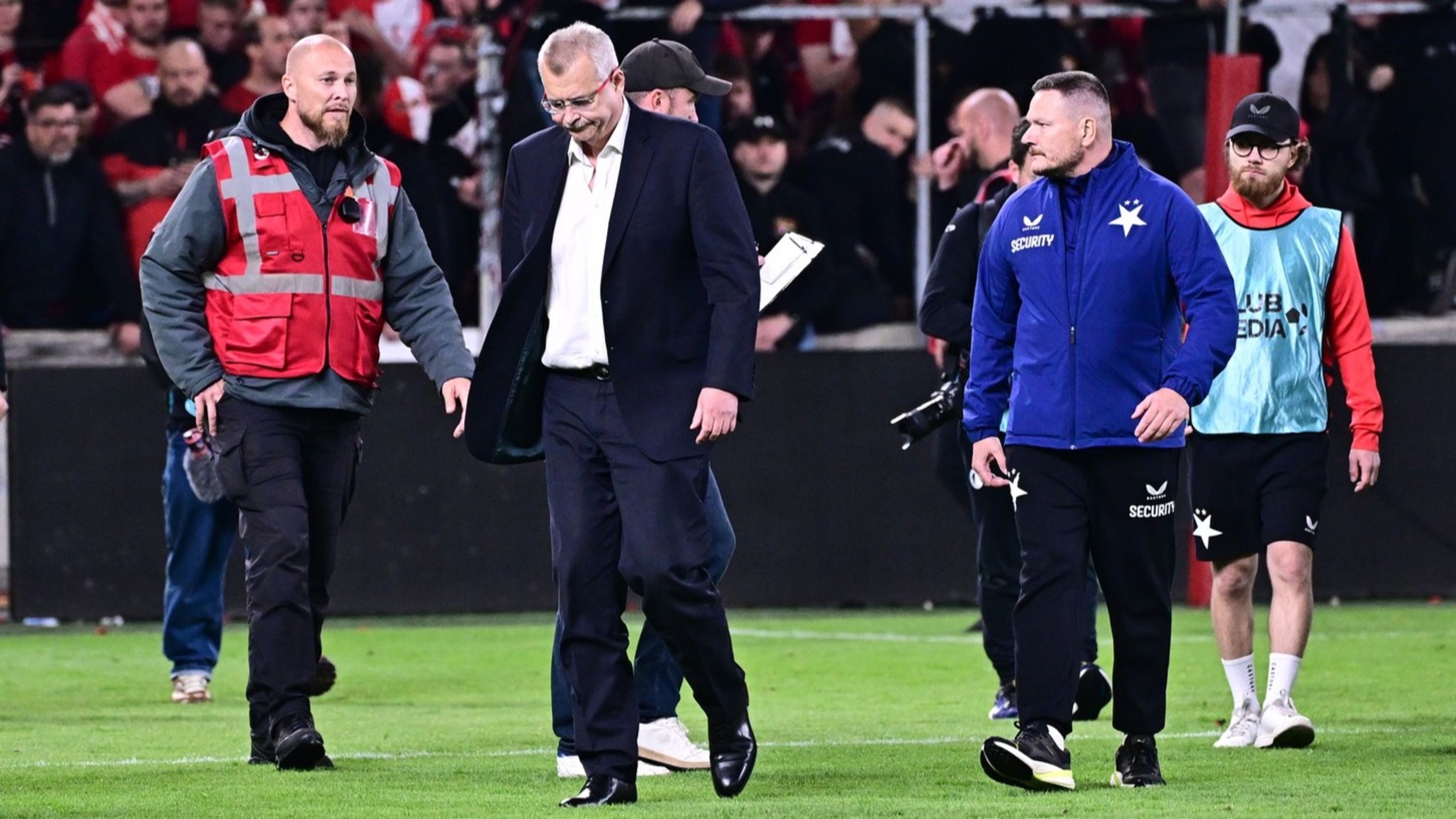 Šéf Slavie Jaroslav Tvrdík nechápal, co se dělo na hrací ploše - Fanoušci Slavie běsnili na hřišti při derby (8/9)