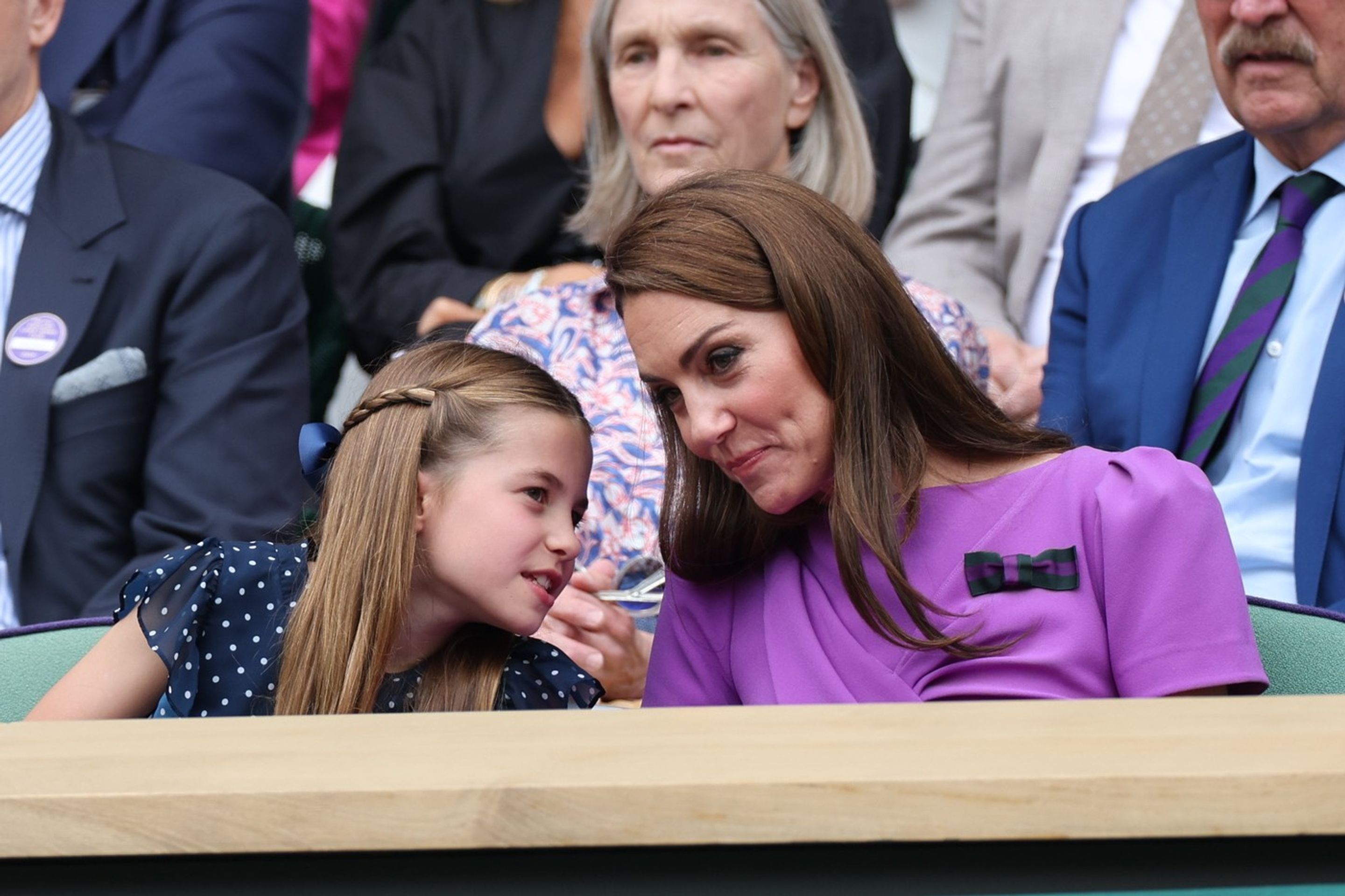 Princezna Kate na Wimbledonu - Princezna Kate a Charlotte na Wimbledonu (6/16)