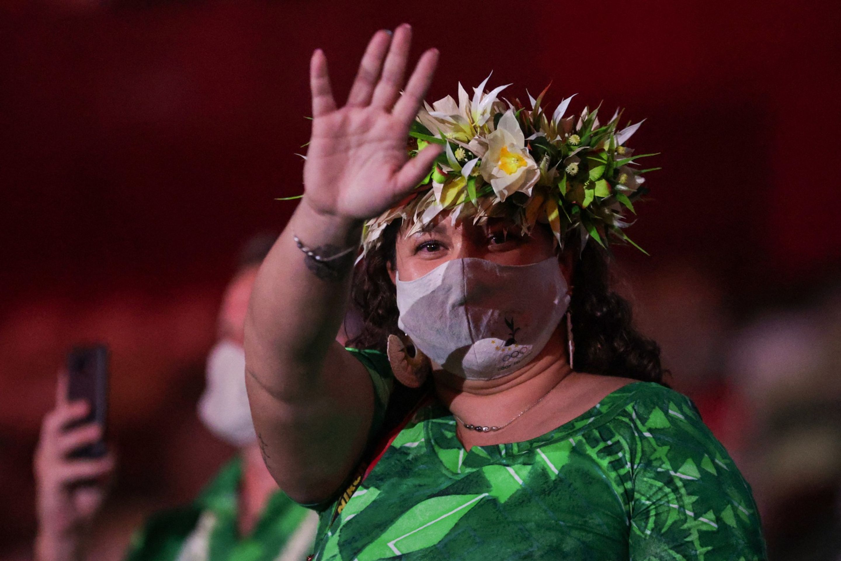 Ženy z Cookových ostrovů nastoupily s krásnými věnci na hlavě - Galerie: Originální outfity při zahajovacím olympijském ceremoniálu (16/18)