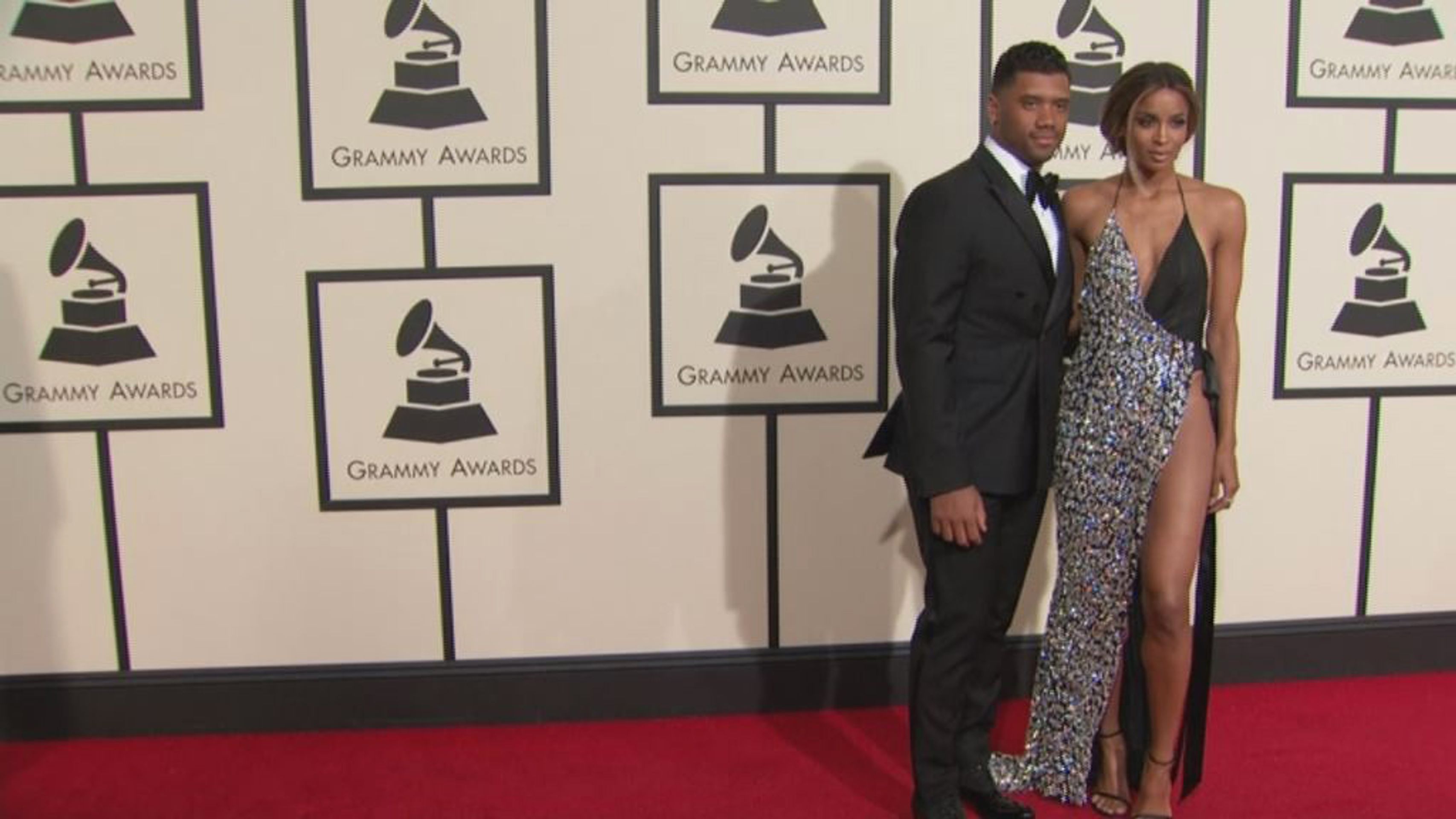 Móda na Grammy Awards 2016 - Russell Wilson a Ciara - GALERIE: Móda na Grammy Awards 2016 (20/21)