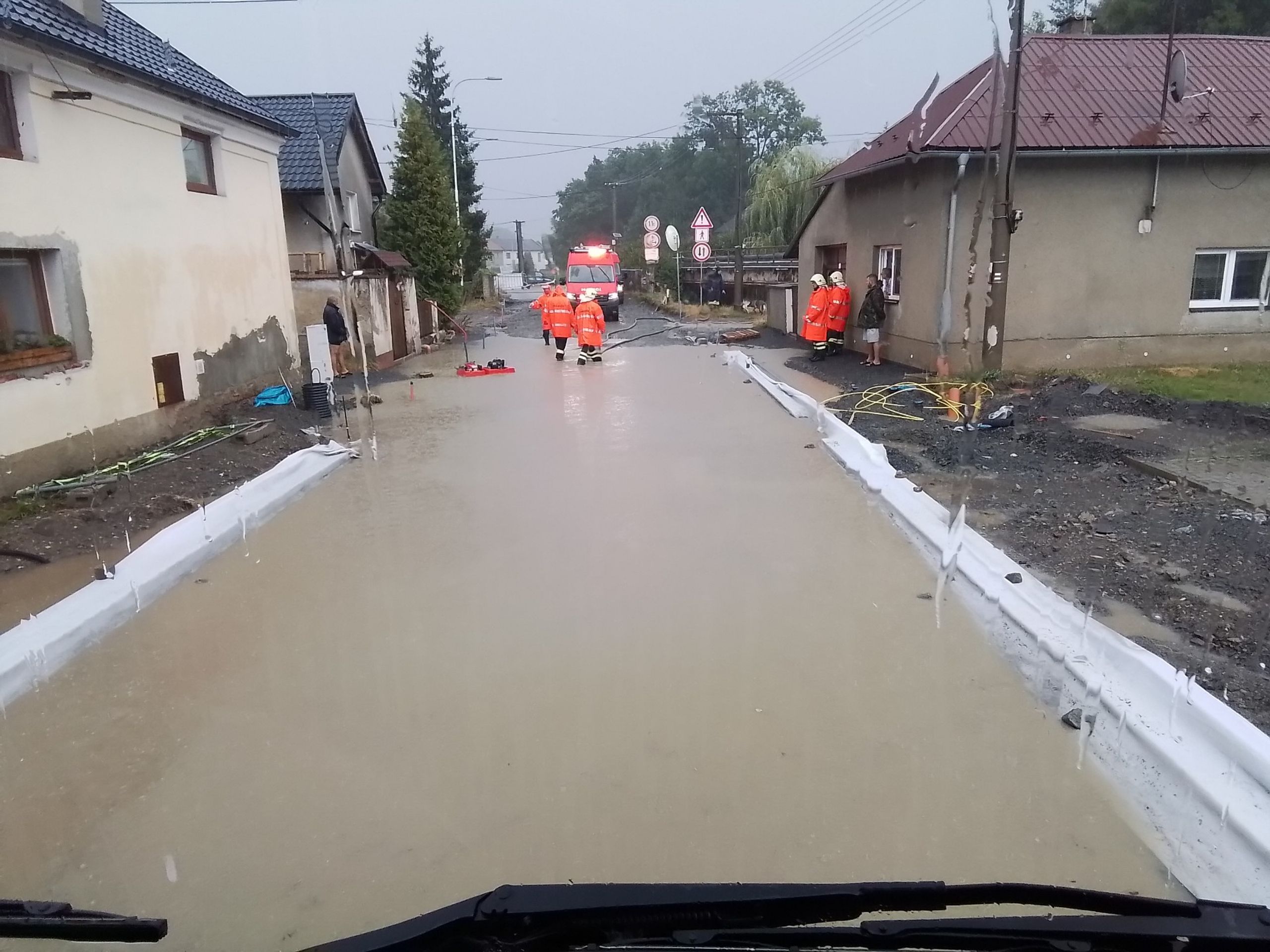Bouřky a vydatný déšť na Olomoucku (4) - Českem postupují silné bouřky s prudkým deštěm (4/7)