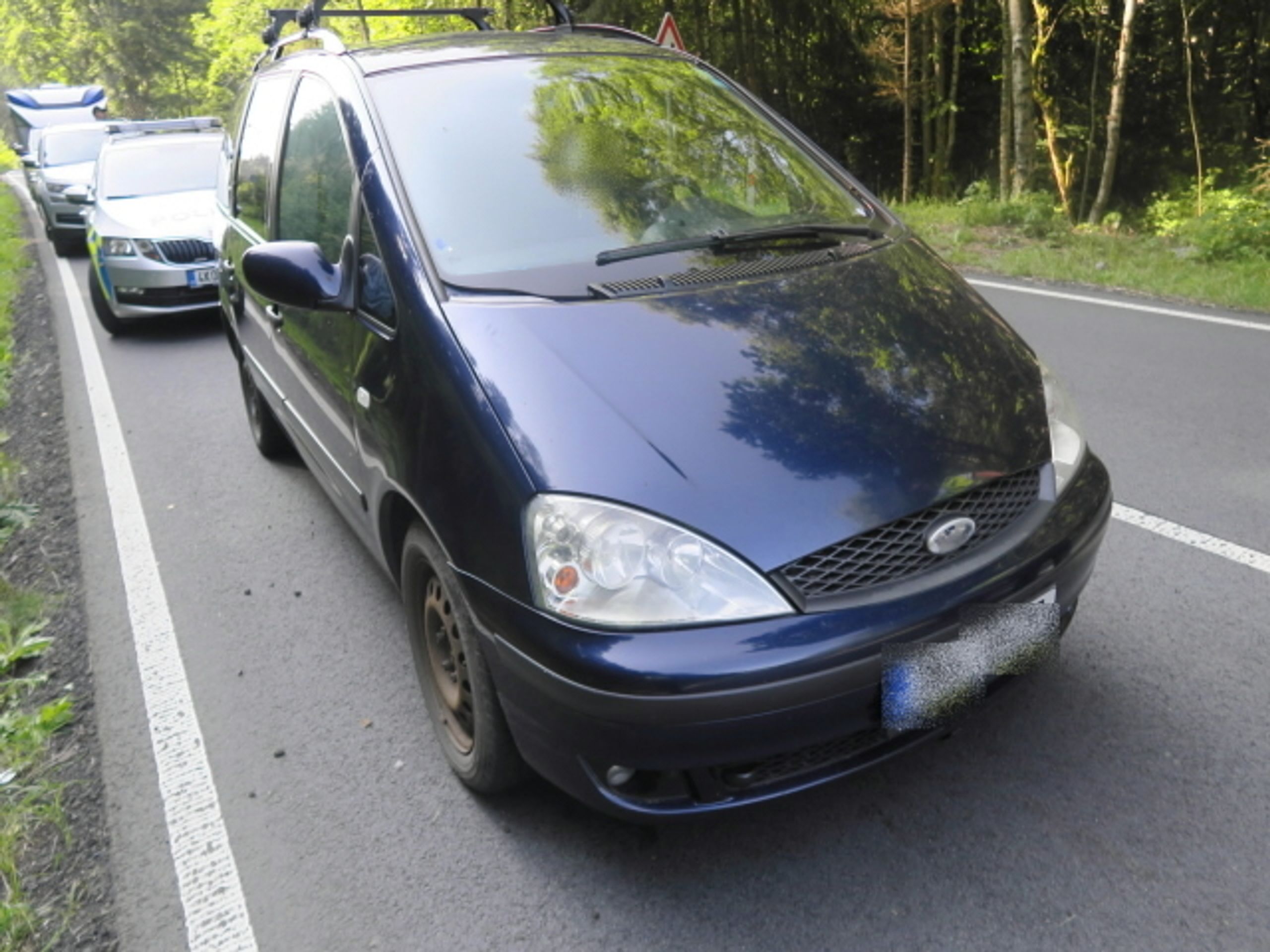 Muž měl autem najet do dvou osob v obci Krásno - 5 - GALERIE: Muž měl autem najet do dvou osob (5/5)