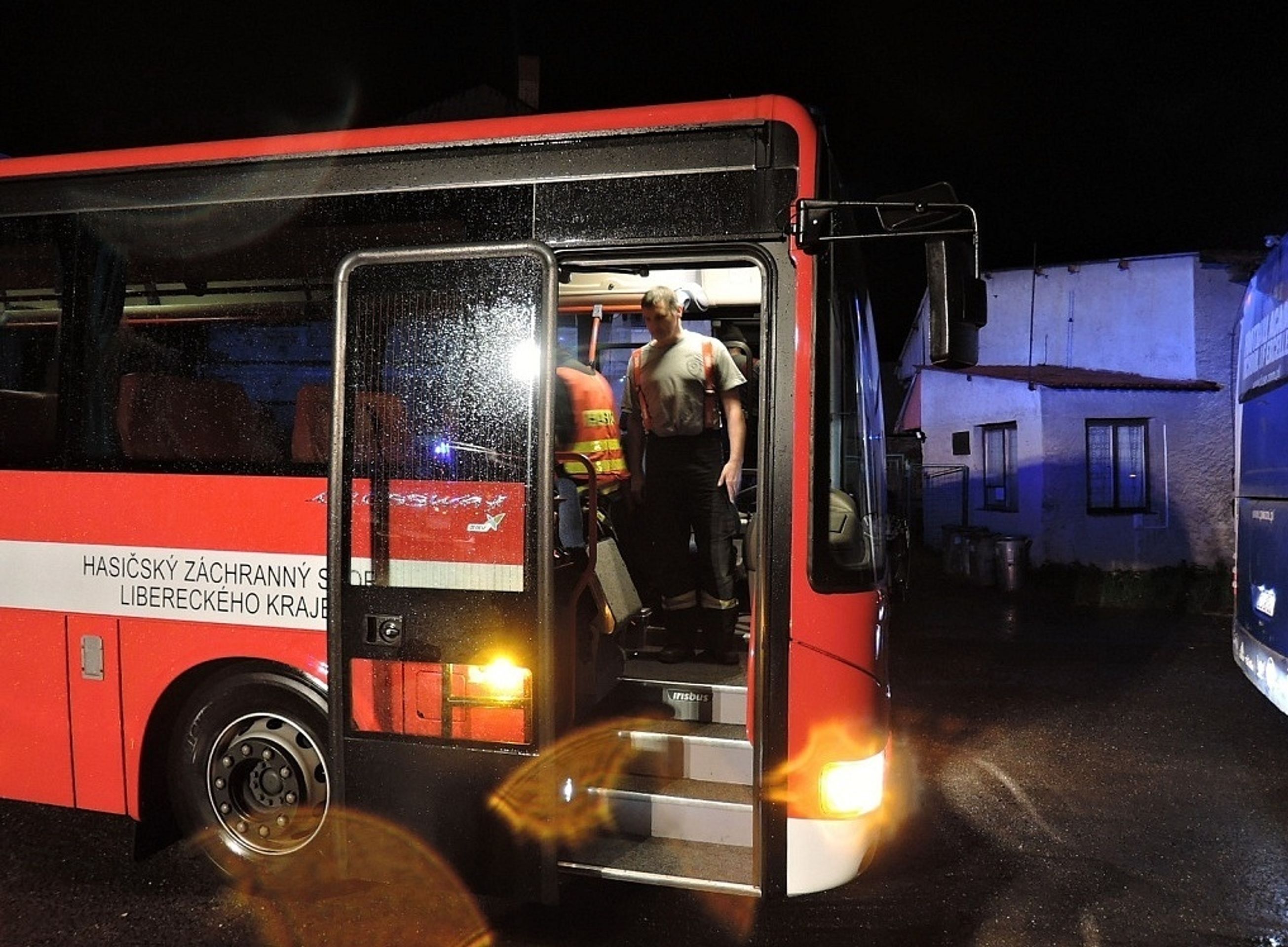 Nehoda autobusu s dětmi - 1 - GALERIE: Autobus s dětmi vyjel ze silnice (7/7)