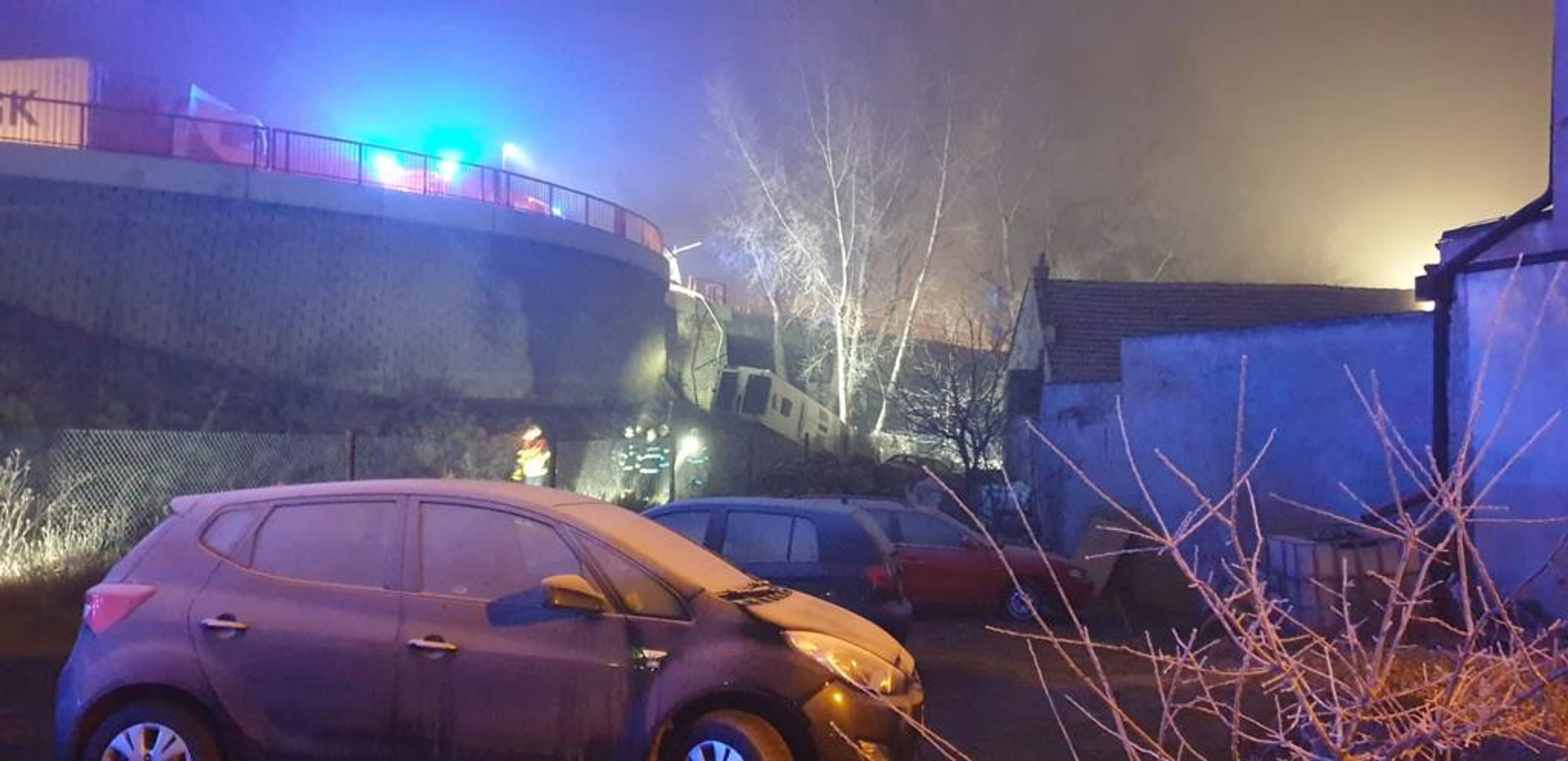Vážná nehoda autobusu v Mělníku - 5 - GALERIE: V Mělníku se zřítil autobus z mostu (5/9)