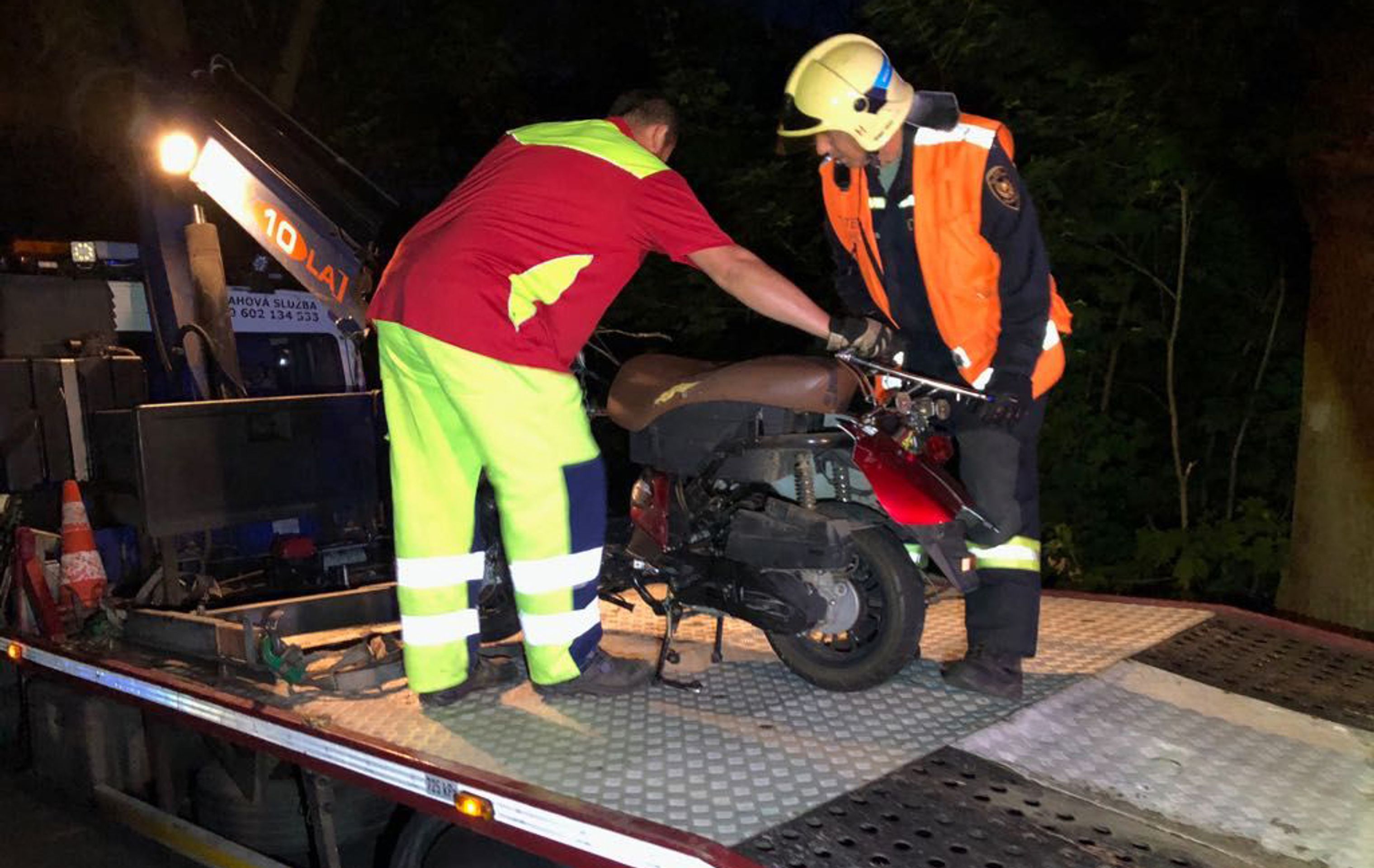 Auto nabralo motocyklistu bokem, ten nepřežil - GALERIE: Smrtelná srážka auta s motocyklem (3/4)