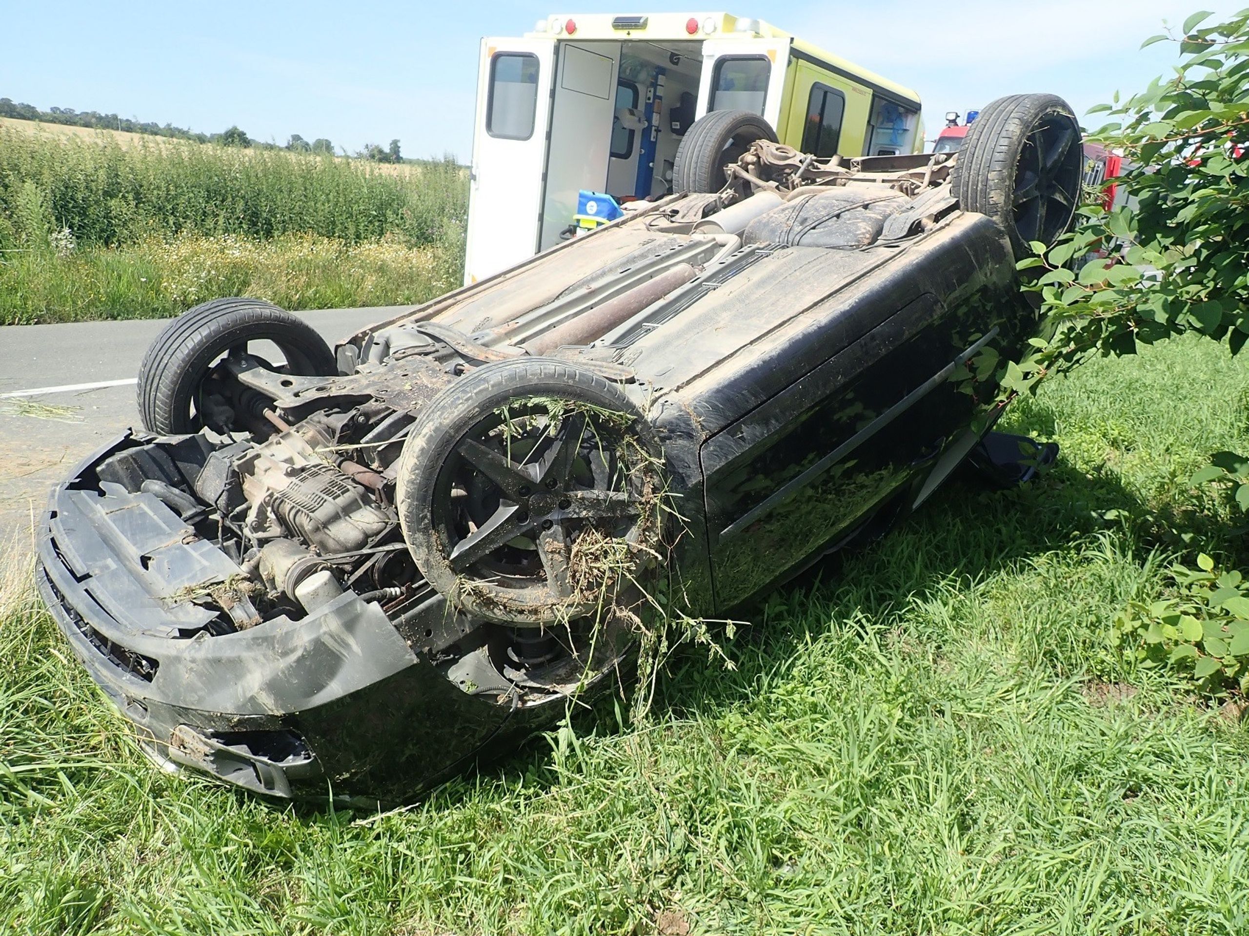 Auto skončilo na střeše - 1 - GALERIE: Řidička skončila na střeše (2/2)