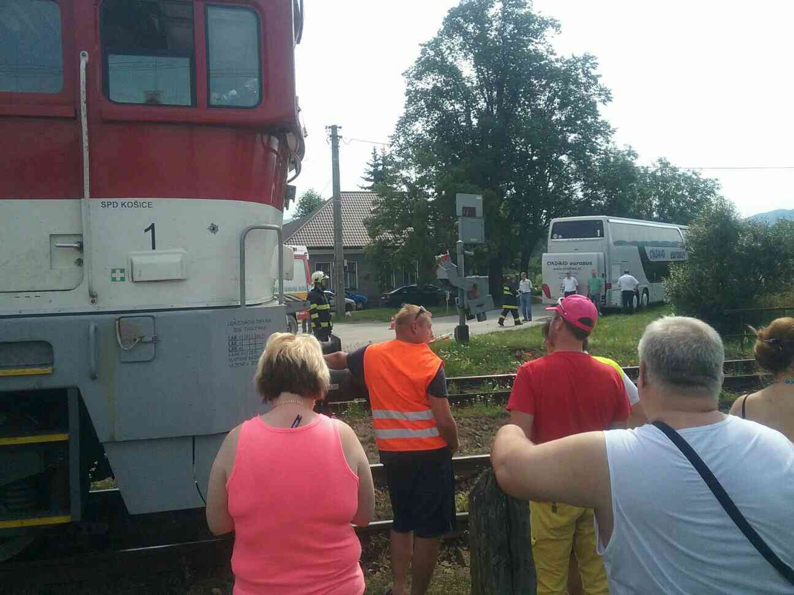 Autobus na železničním přejezdu u Turčianských teplic - GALERIE: Autobus uvízl na přejezdu u Turčianských Teplic (3/3)