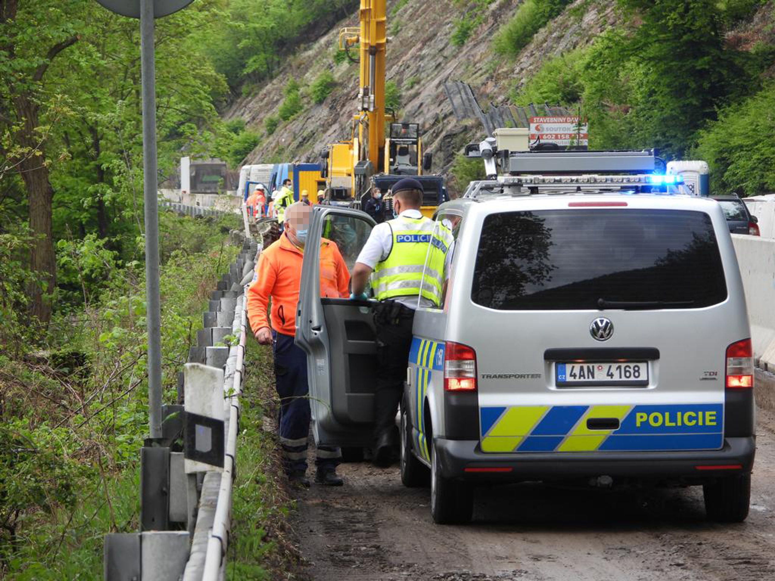 Nehoda motorkáře u Měchenic - 8 - GALERIE: Motorkář narazil do vrtné soupravy u Měchenic (8/8)