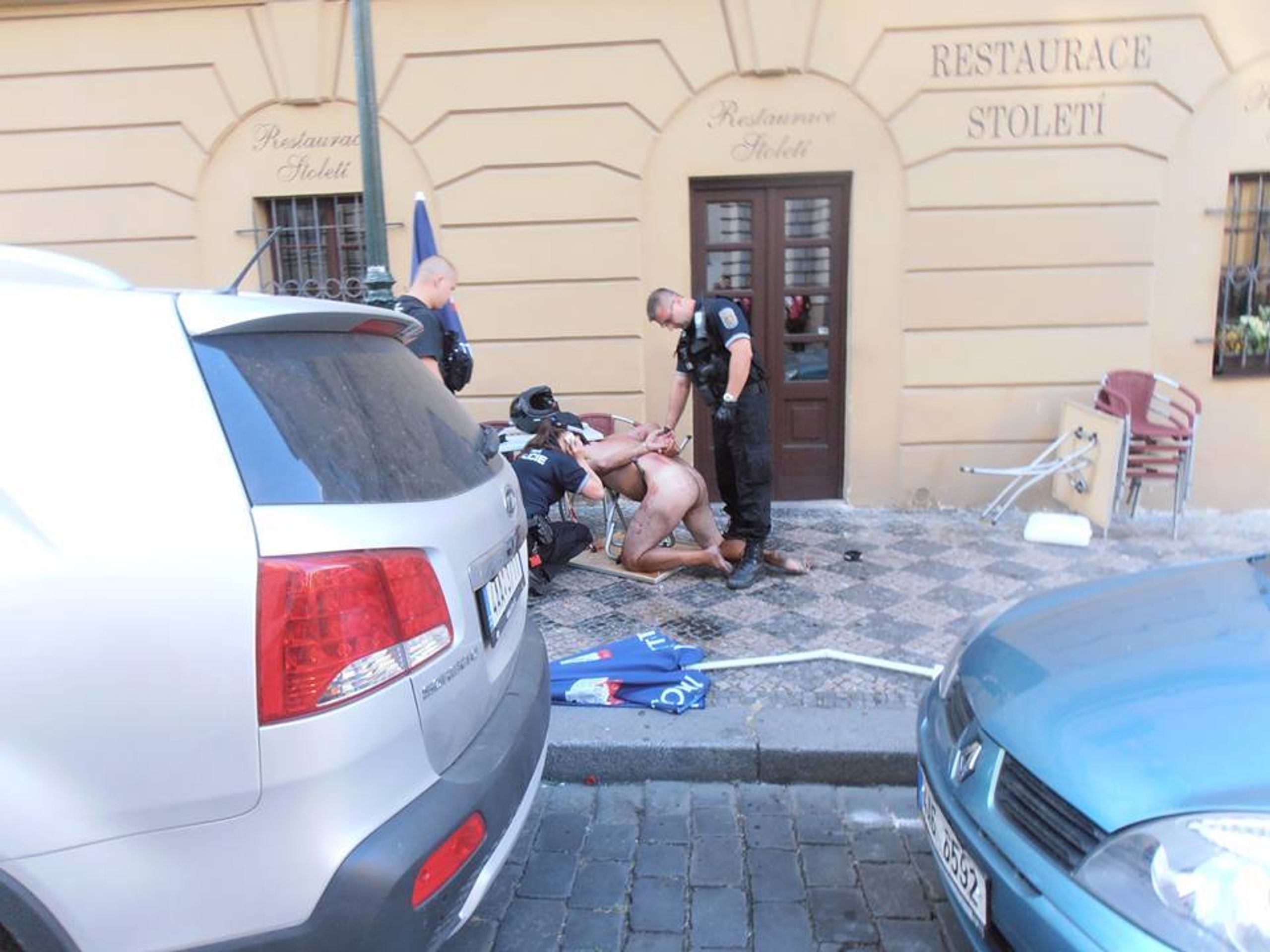 Nahý muž utíkal před strážníky v centru Prahy - GALERIE: Nahý muž utíkal před strážníky v centru Prahy (1/3)